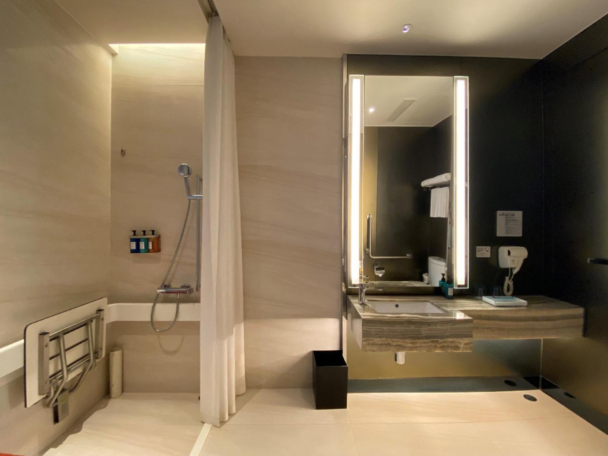 Standard Queen Room Accessible