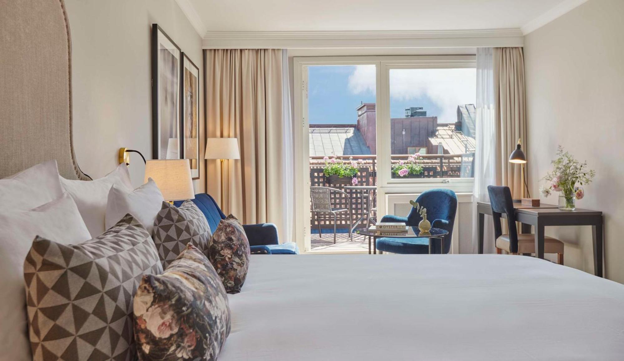 Habitación doble deluxe con cama grande y balcón