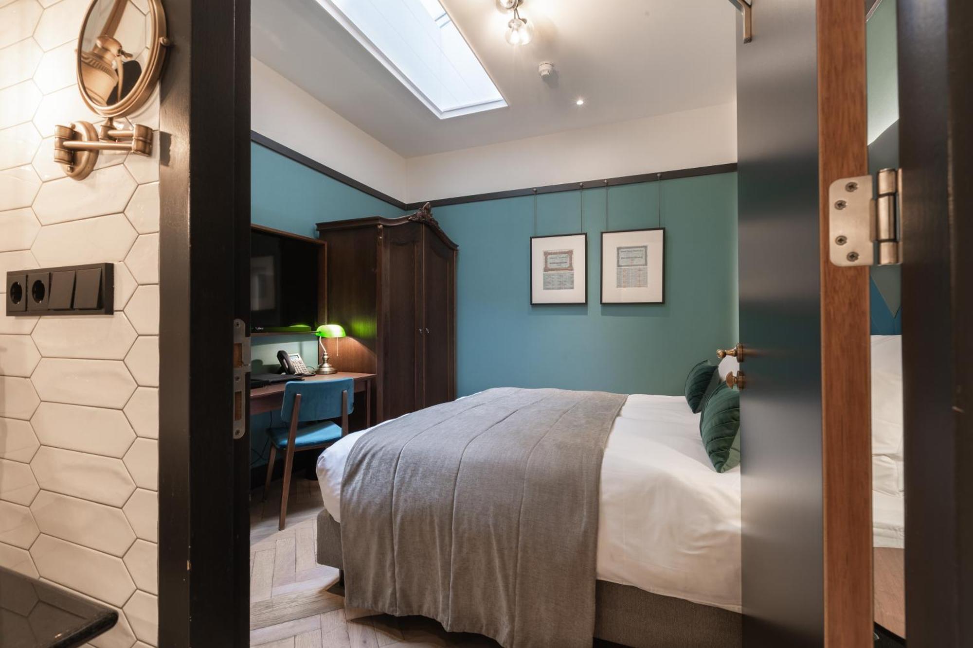 Basic Twin Room Skylight No Windows