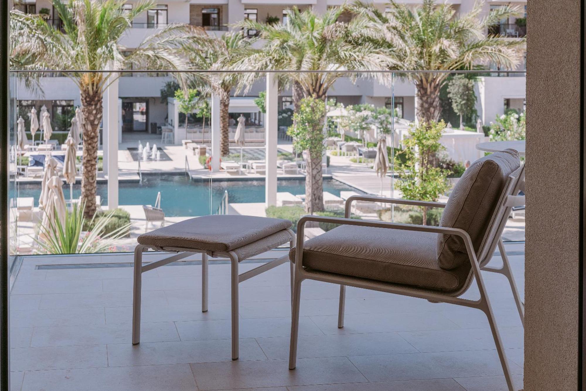 Habitación Premium con cama extragrande, balcón y vistas a la piscina