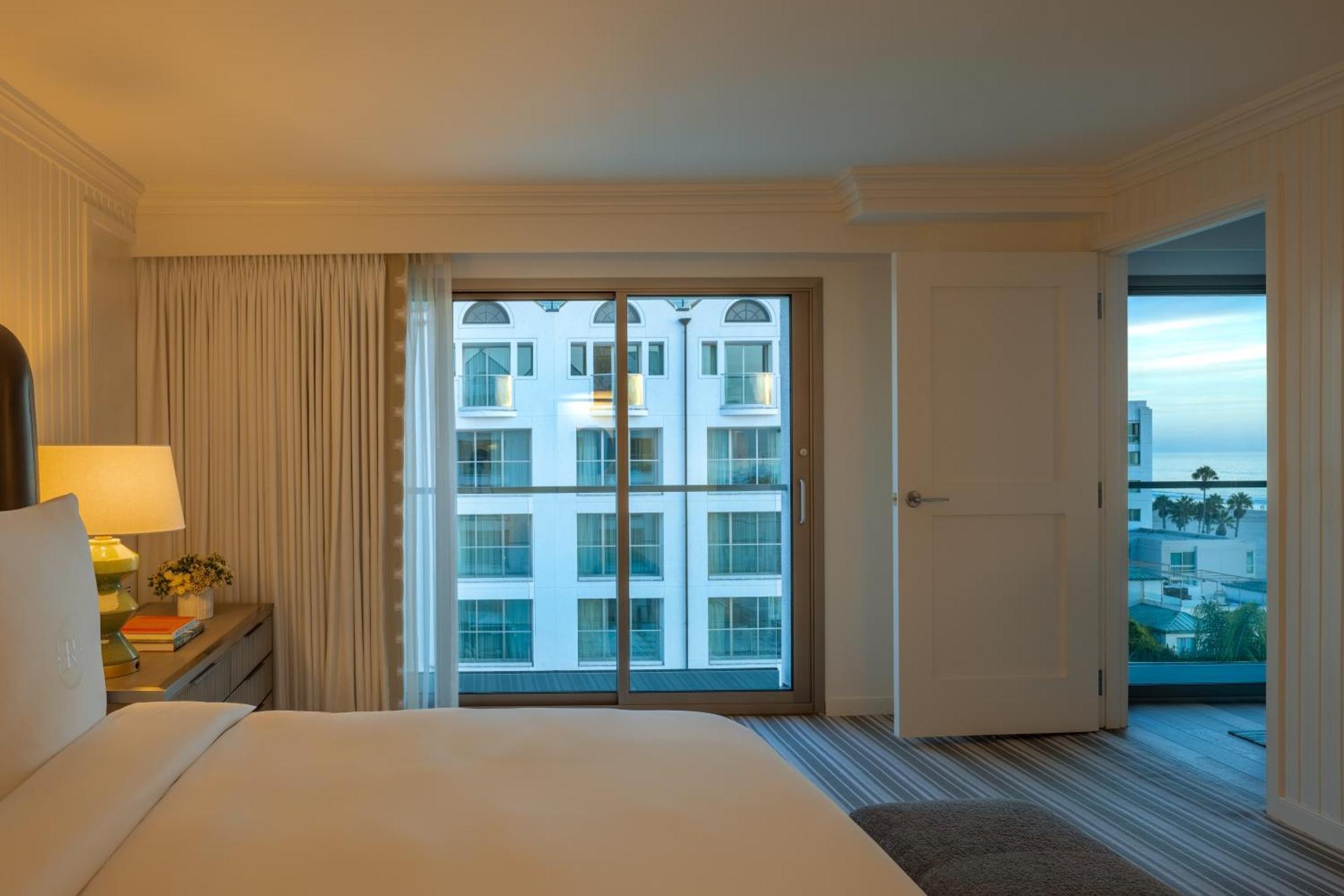 Corner One-Bedroom King Suite Oceanfront,1678630756:JPEG