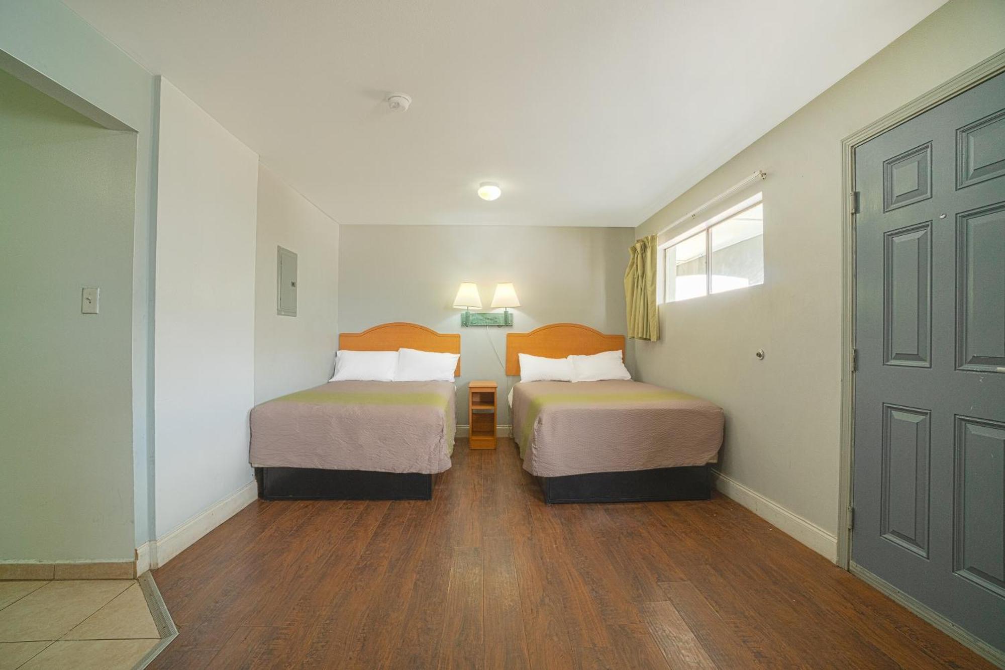 2 Full Bed with kitchenette Non-Smoking