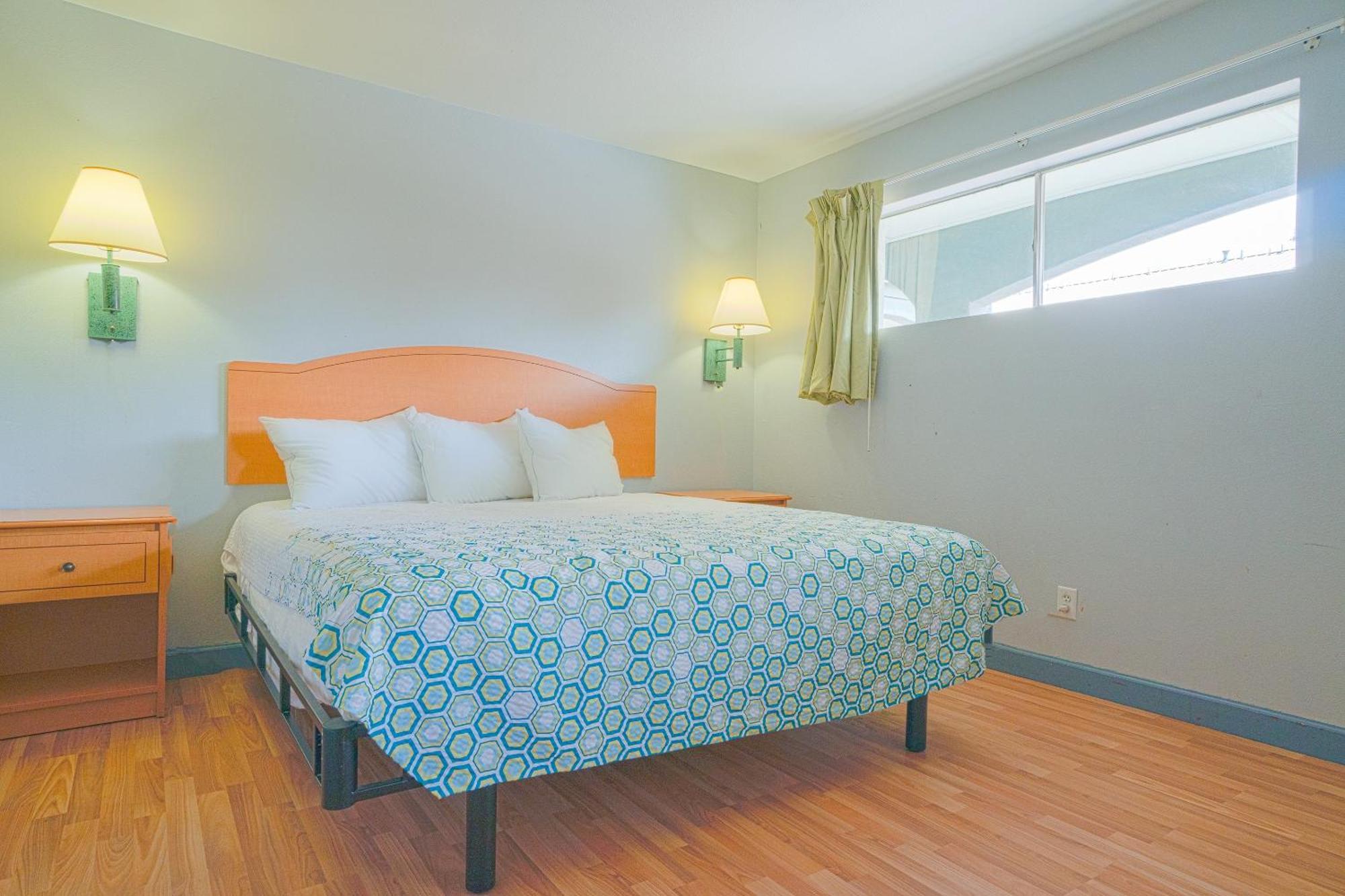 Single Bed with Kitchenette Smoking