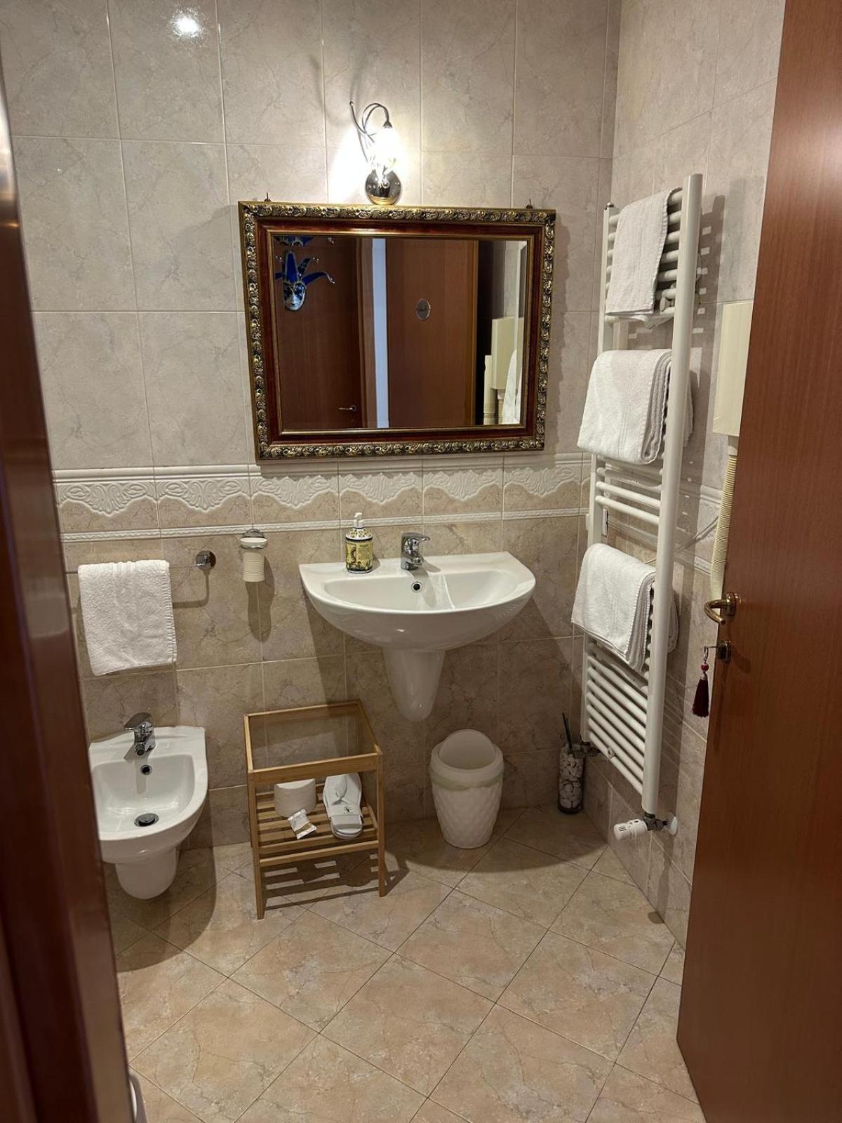 Camera Matrimoniale con Vista Giardino e Bagno Privato Esterno sul Corridoio