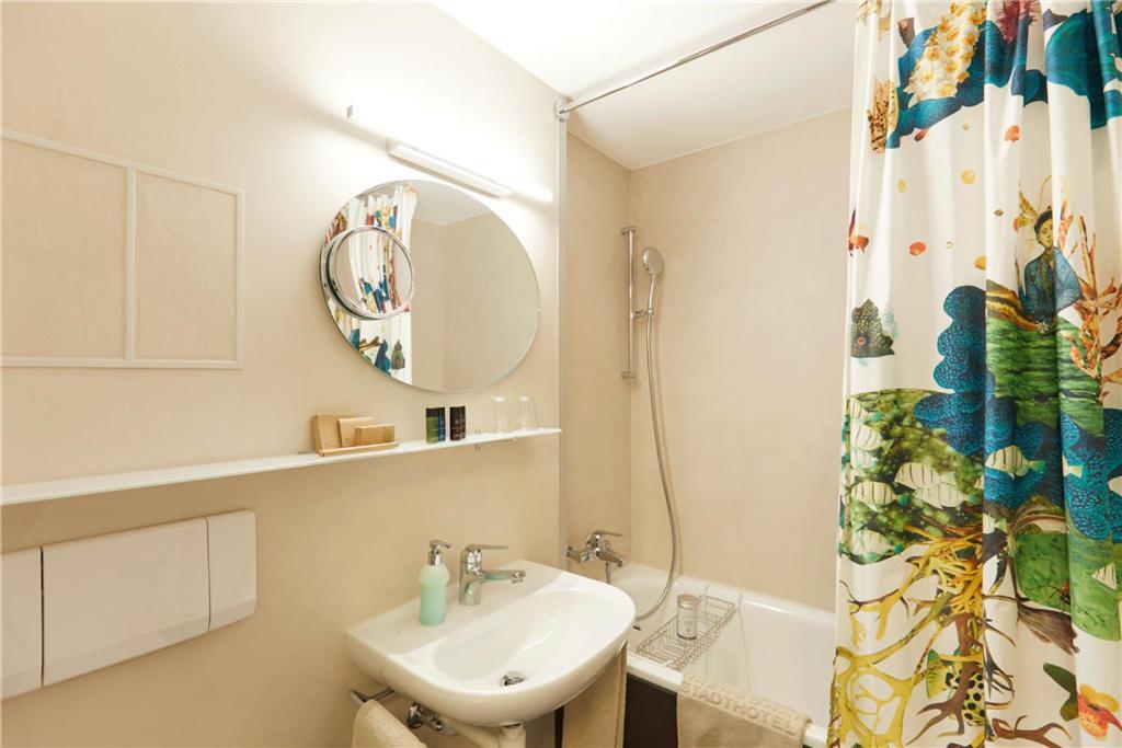 Queen Room Garden View
