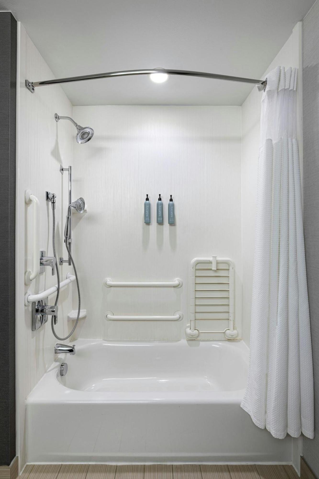 King Room wth Tub - Mobility Accessible