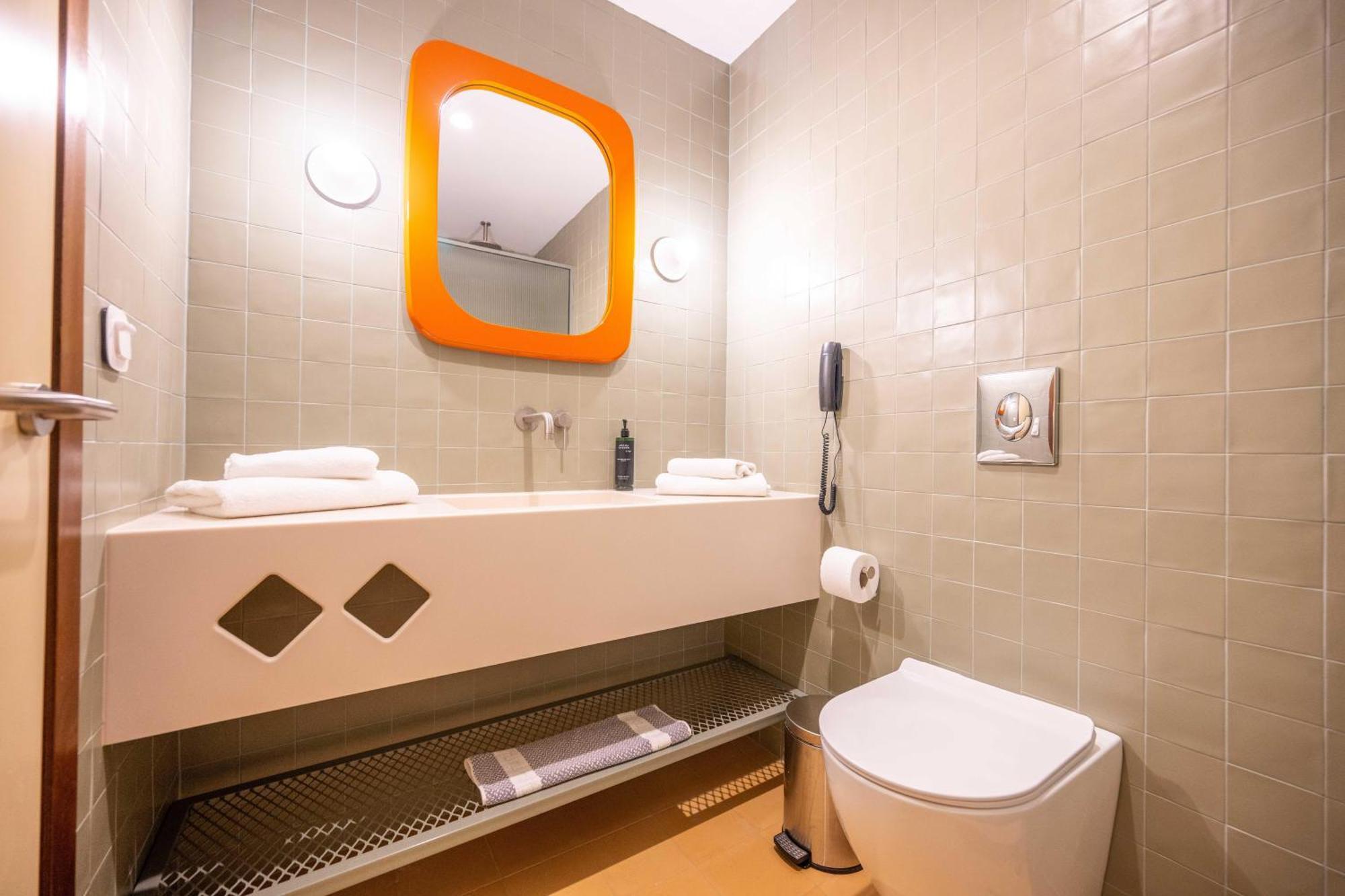 Zimmer mit Queensize-Bett und Poolblick
