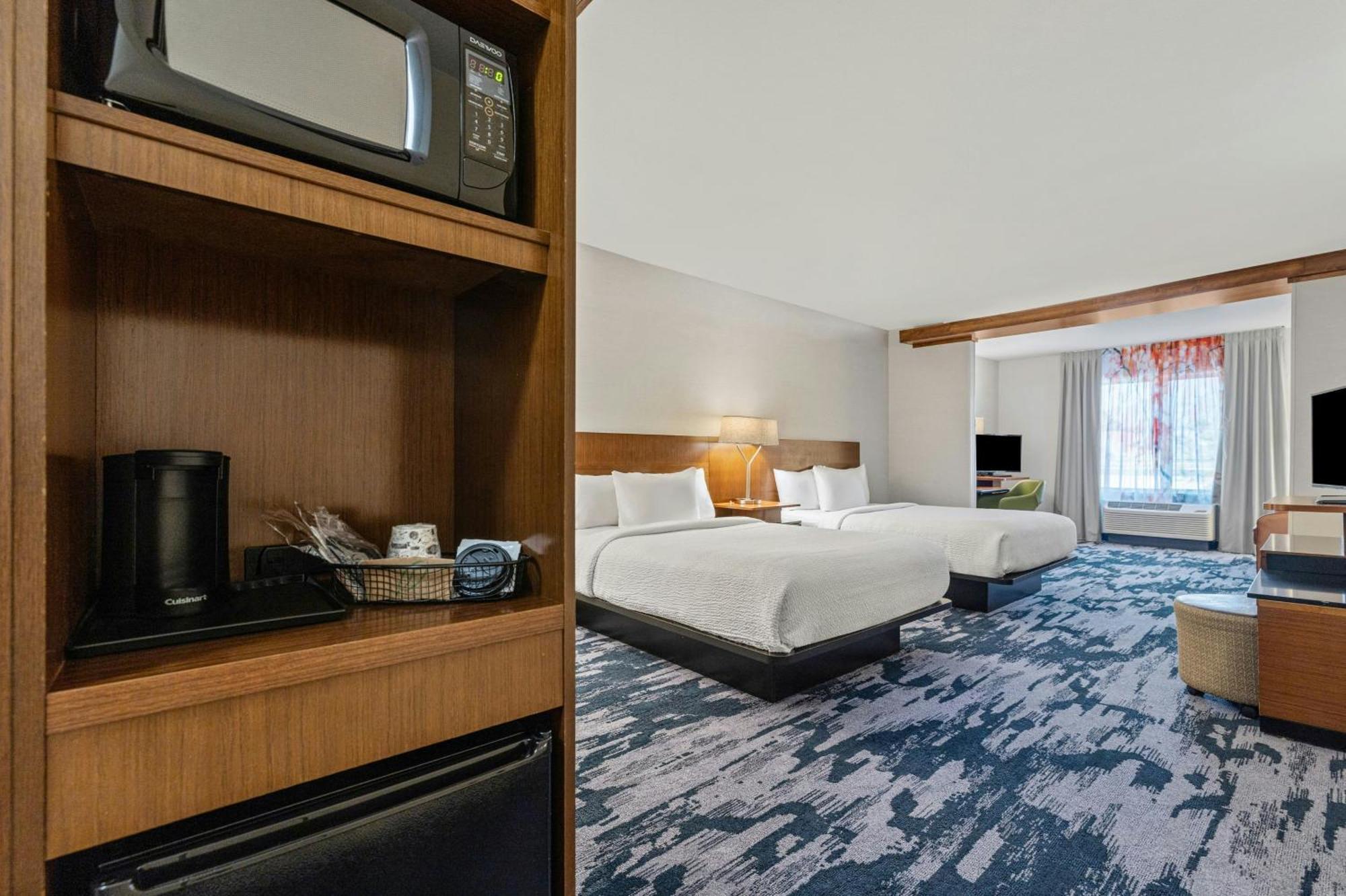 Queen Room Two Queen Beds Roll Shower Mobility Access or Hearing Accessible,1699090741:JPEG