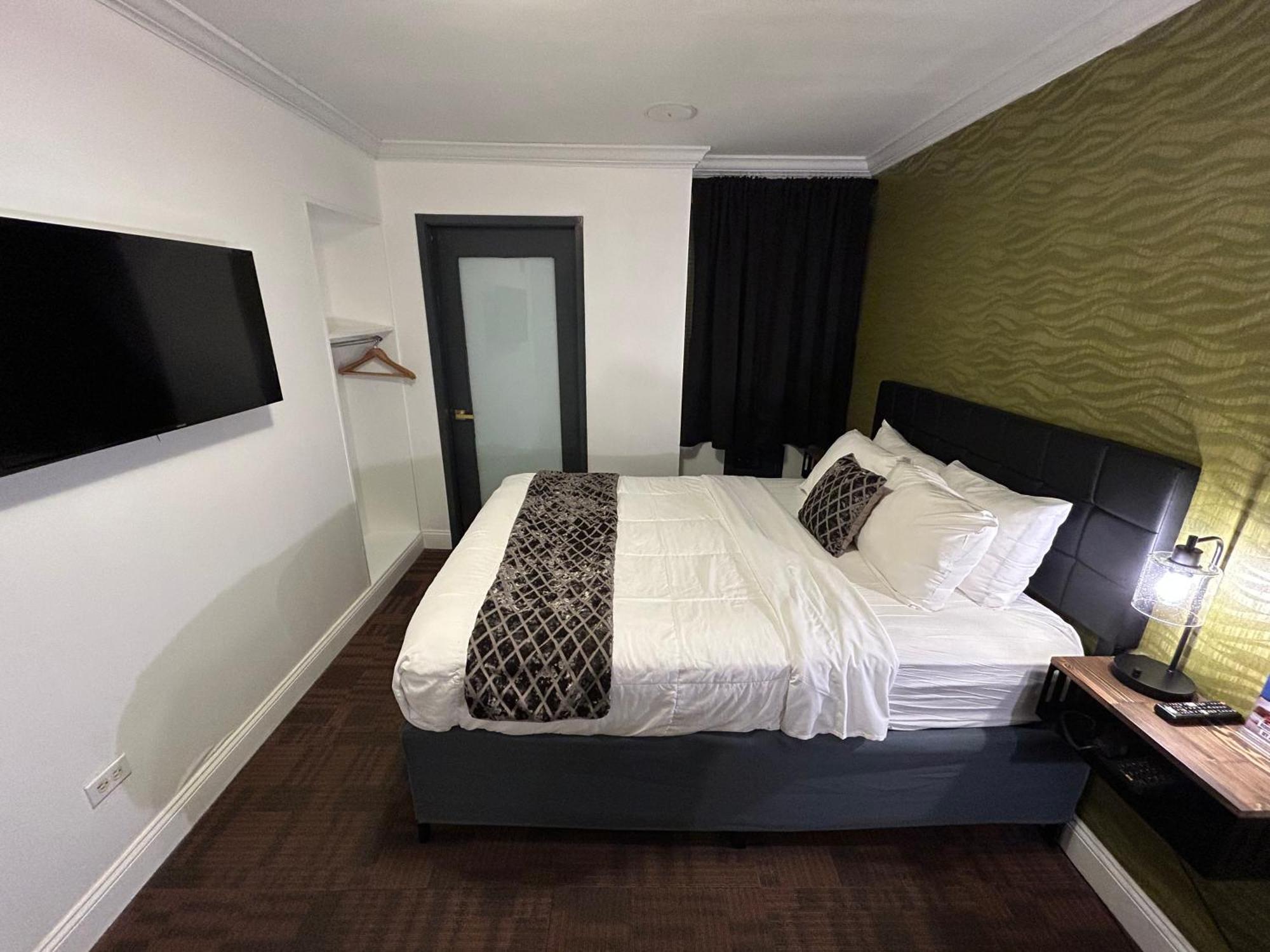 Standard Interior Queen Bed Room No Exterior Access