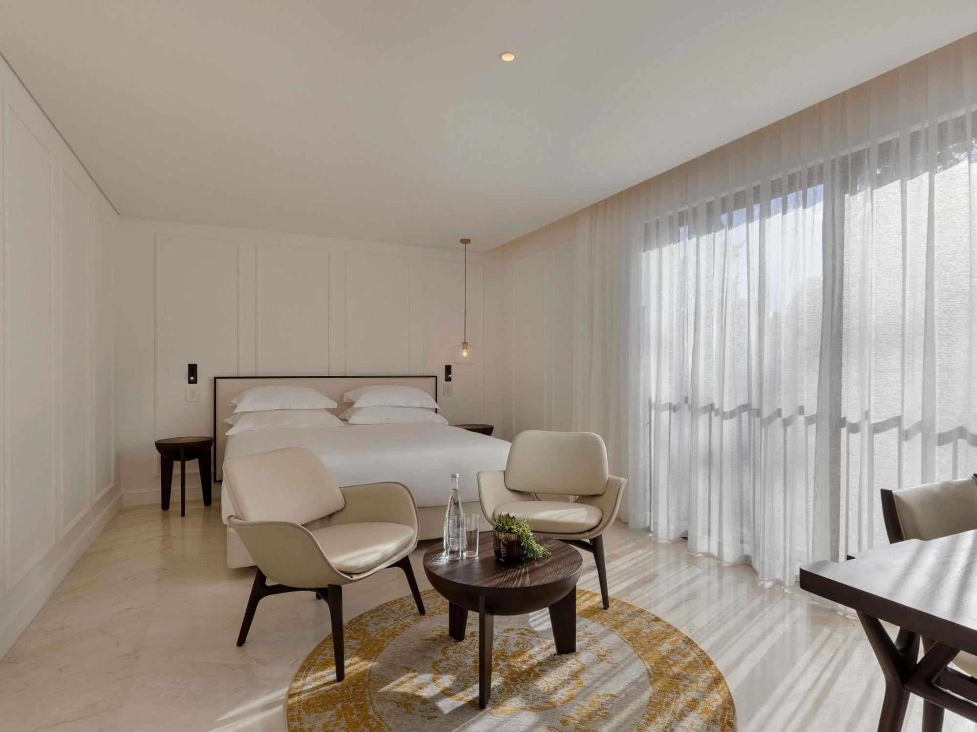 Deluxe Room with One King Bed or Twin Beds,1705204954:JPEG