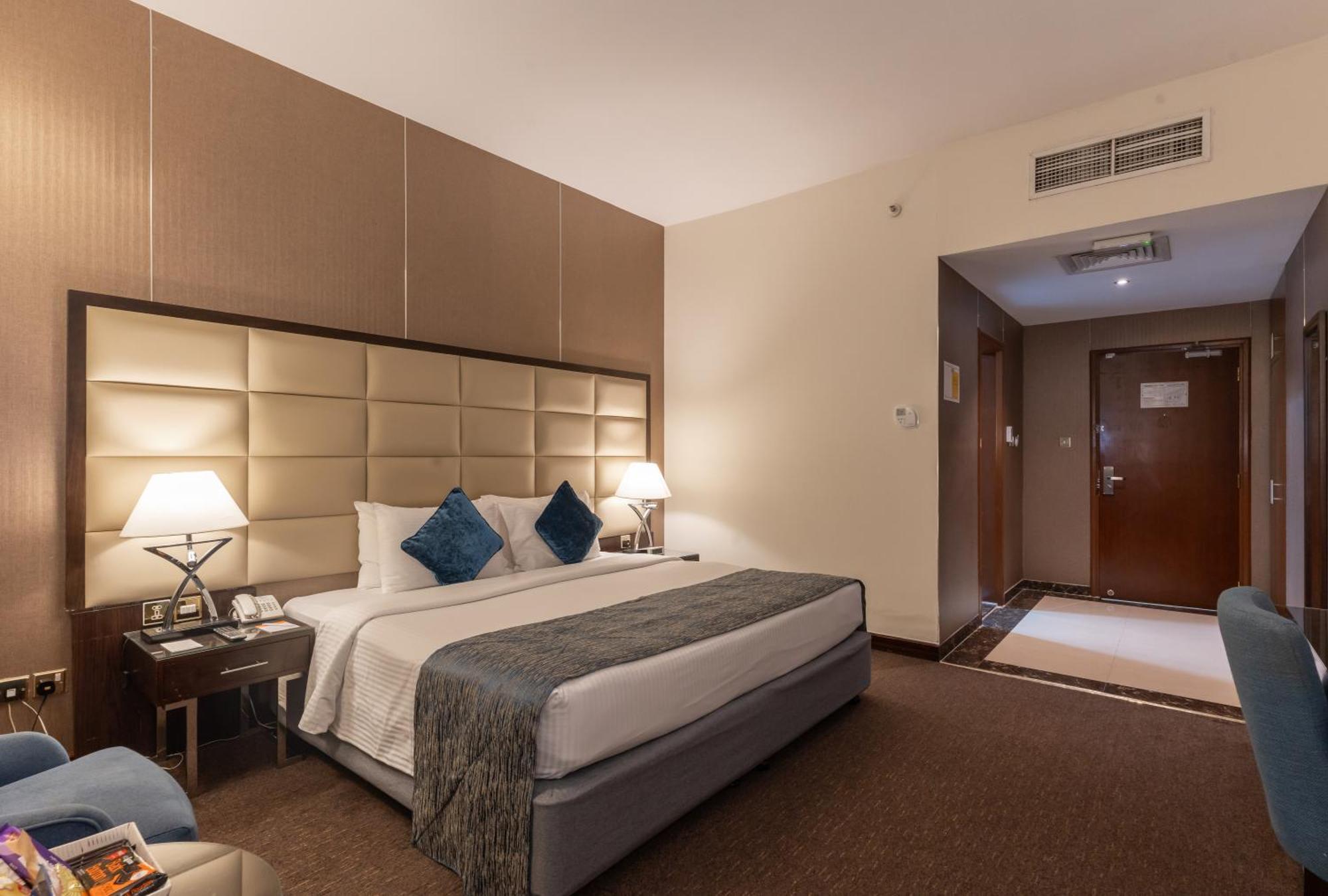 Deluxe Queen Room - Non-Smoking