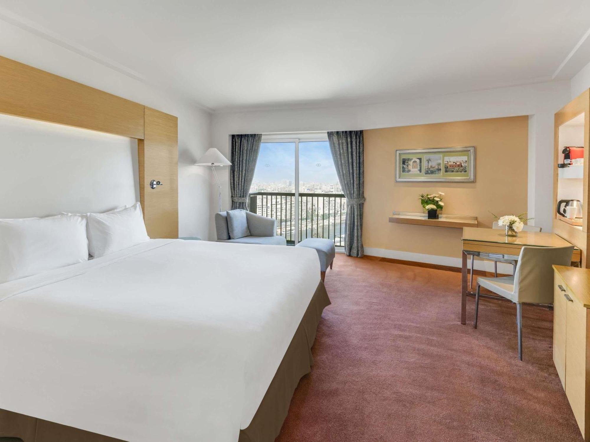 Premium Kamer op Hoge Verdieping met Kingsize Bed en Gedeeltelijk Uitzicht op de Nijl
