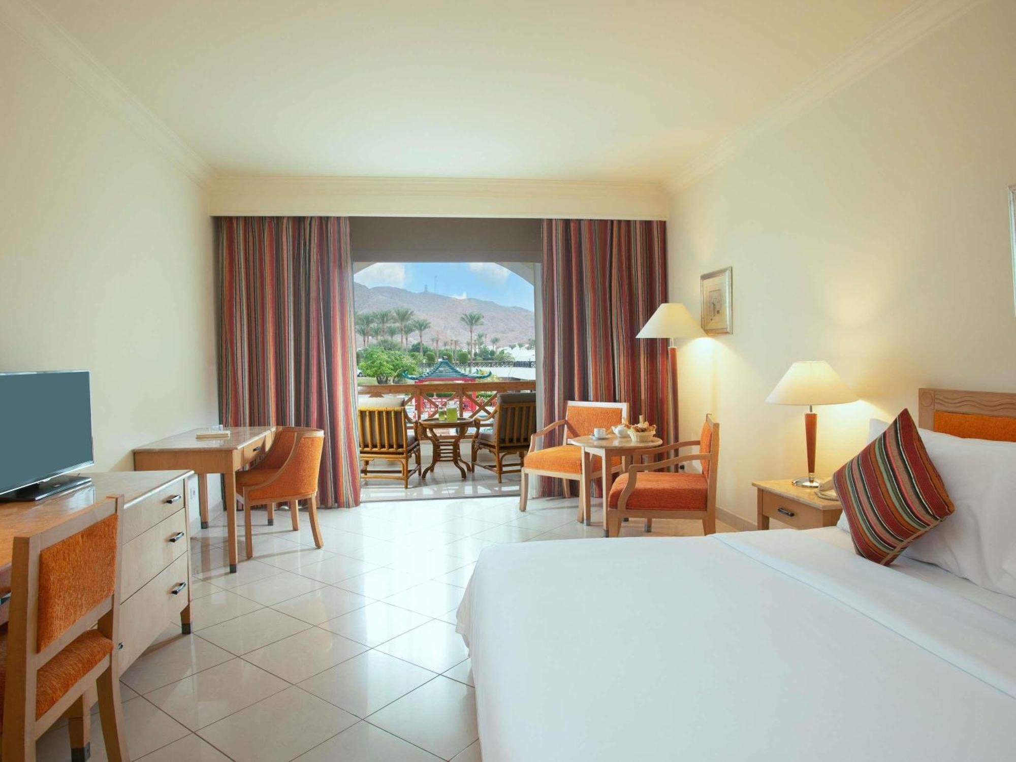 Classic King Room with Sea and Pool View