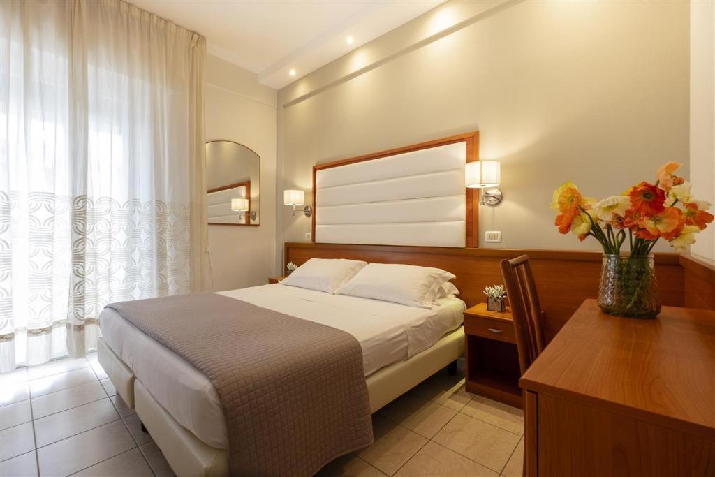 Doppelzimmer mit Balkon und Meerblick