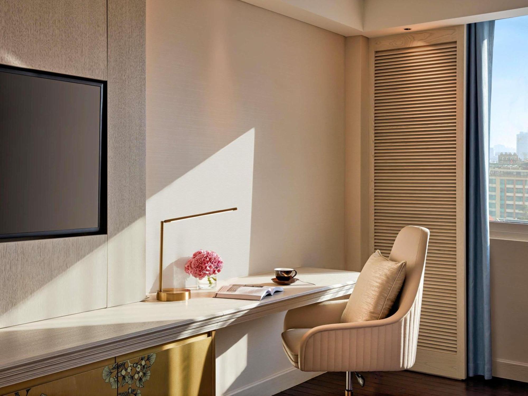 Executive King Room Lounge Access High Floor Complimentary daily chocolate hour 5-6pm,1742569100:JPEG