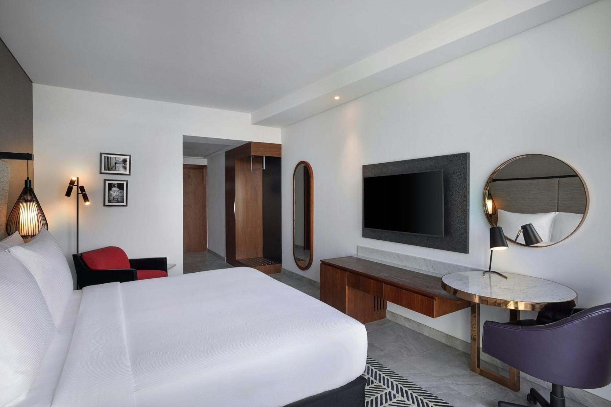 Deluxe King Room with Balcony and Beach Club Access