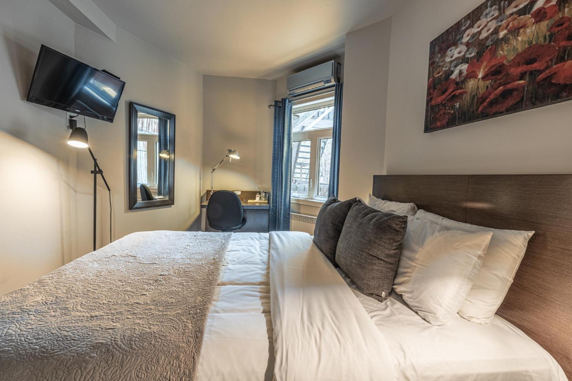 Queen Bedroom #7