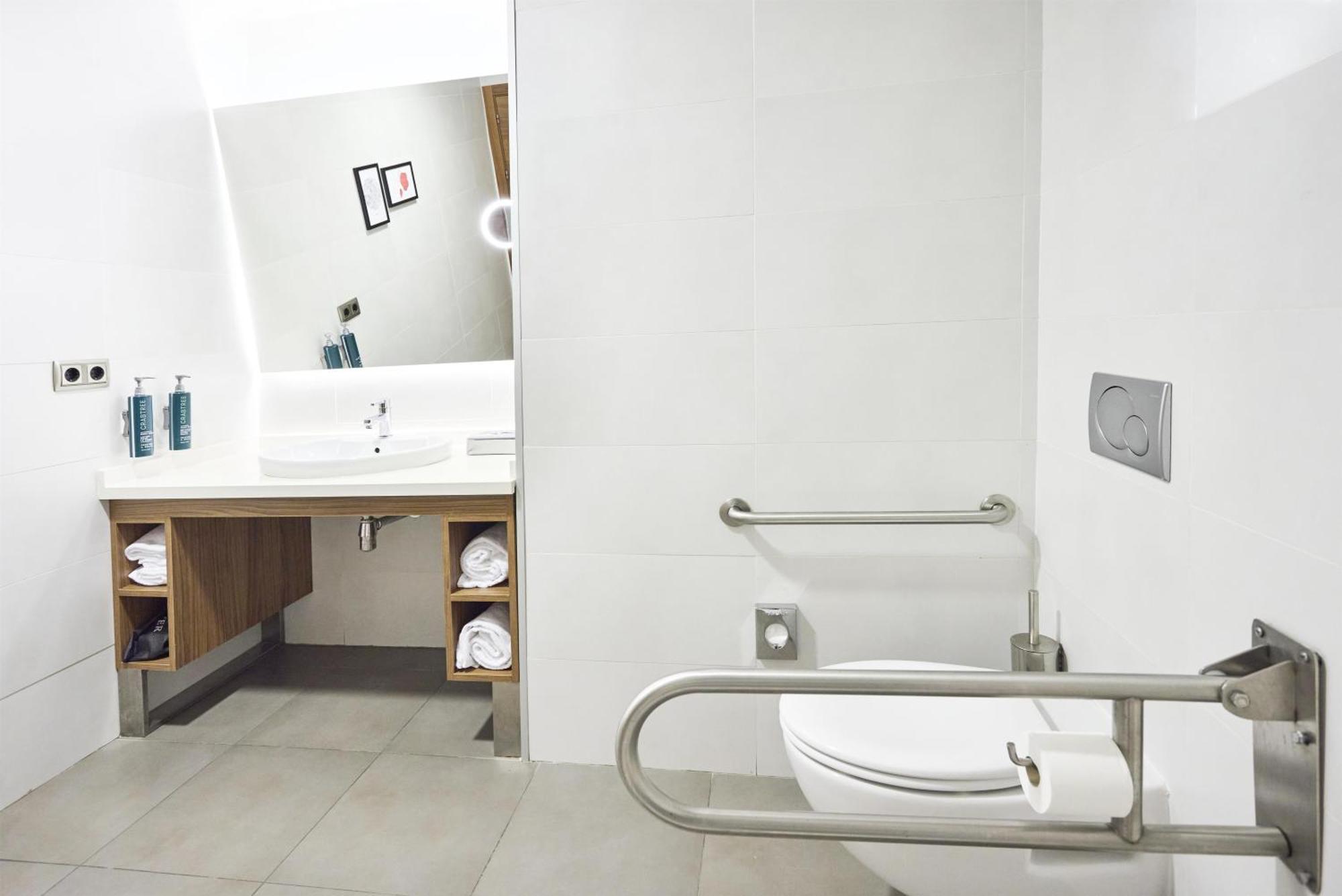 Queen Room Accessible