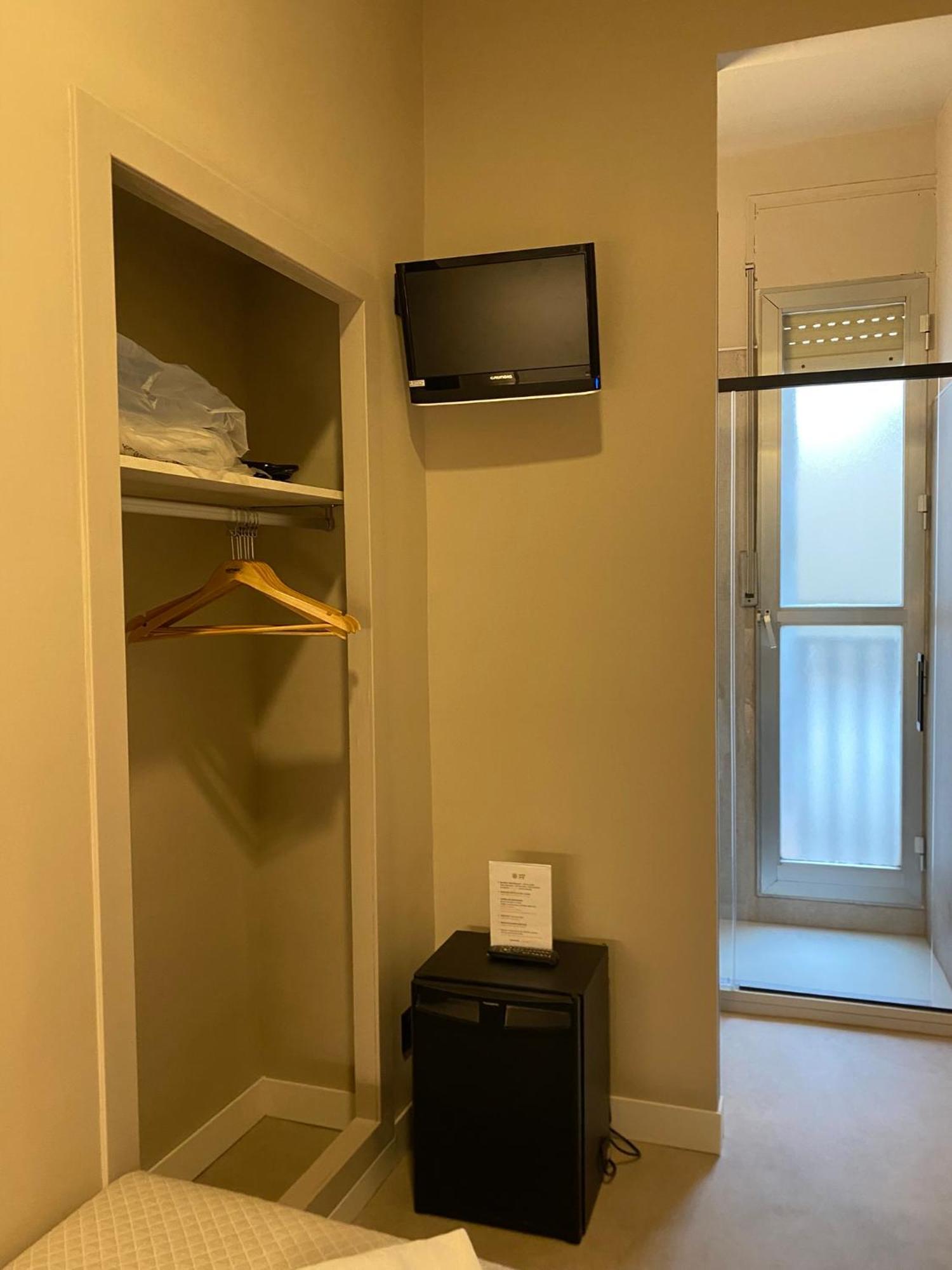 Eenpersoonskamer met Gedeelde Badkamer en Toilet