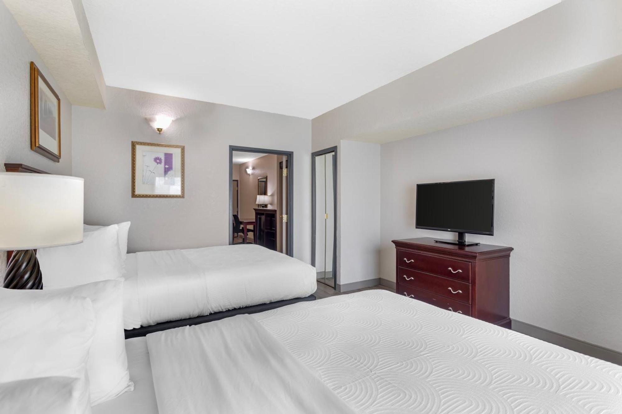 One-Bedroom Suite Two Queen Beds Sofa Bed Non-Smoking,1765327793:JPEG
