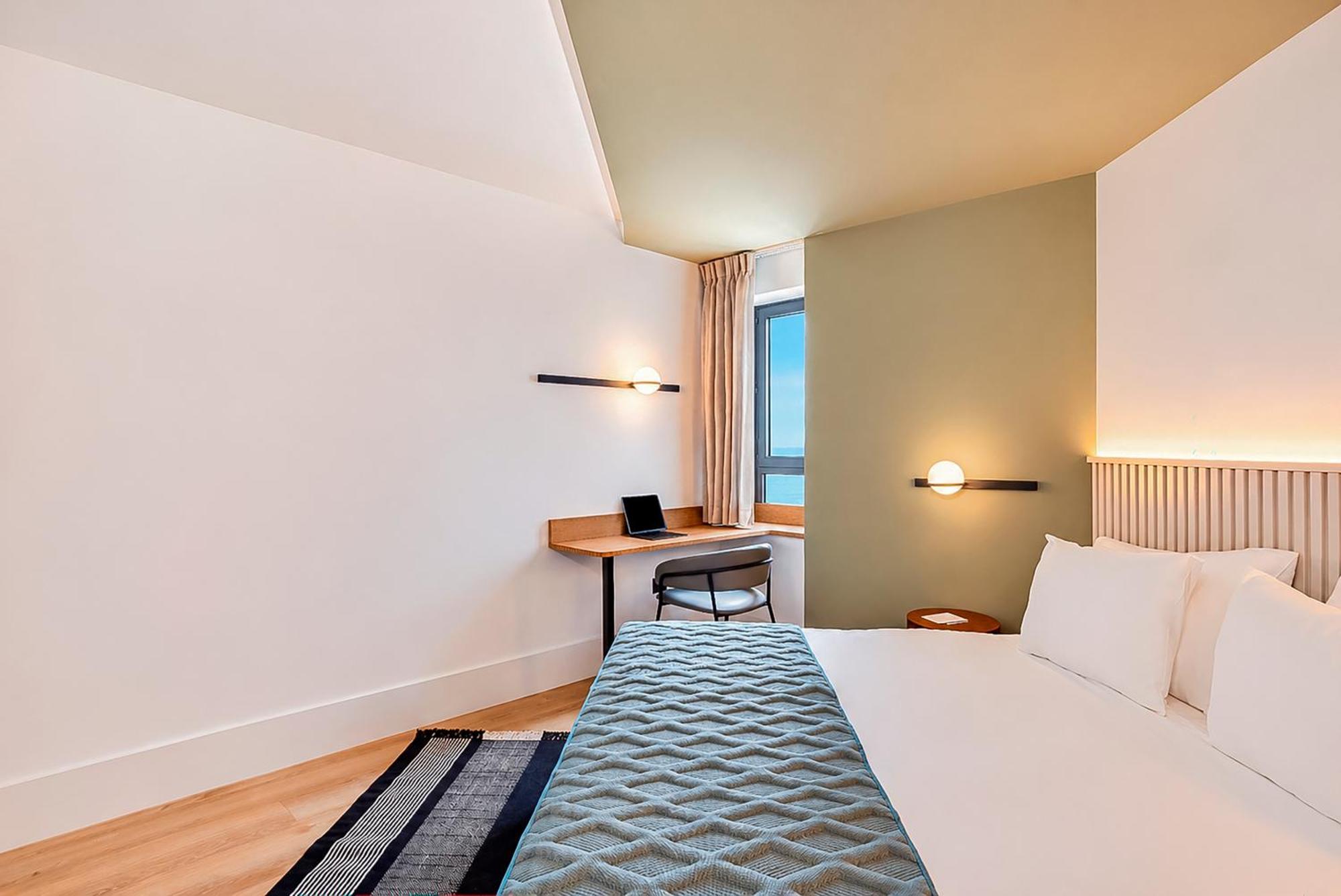 SUPERIOR CORNER ROOM