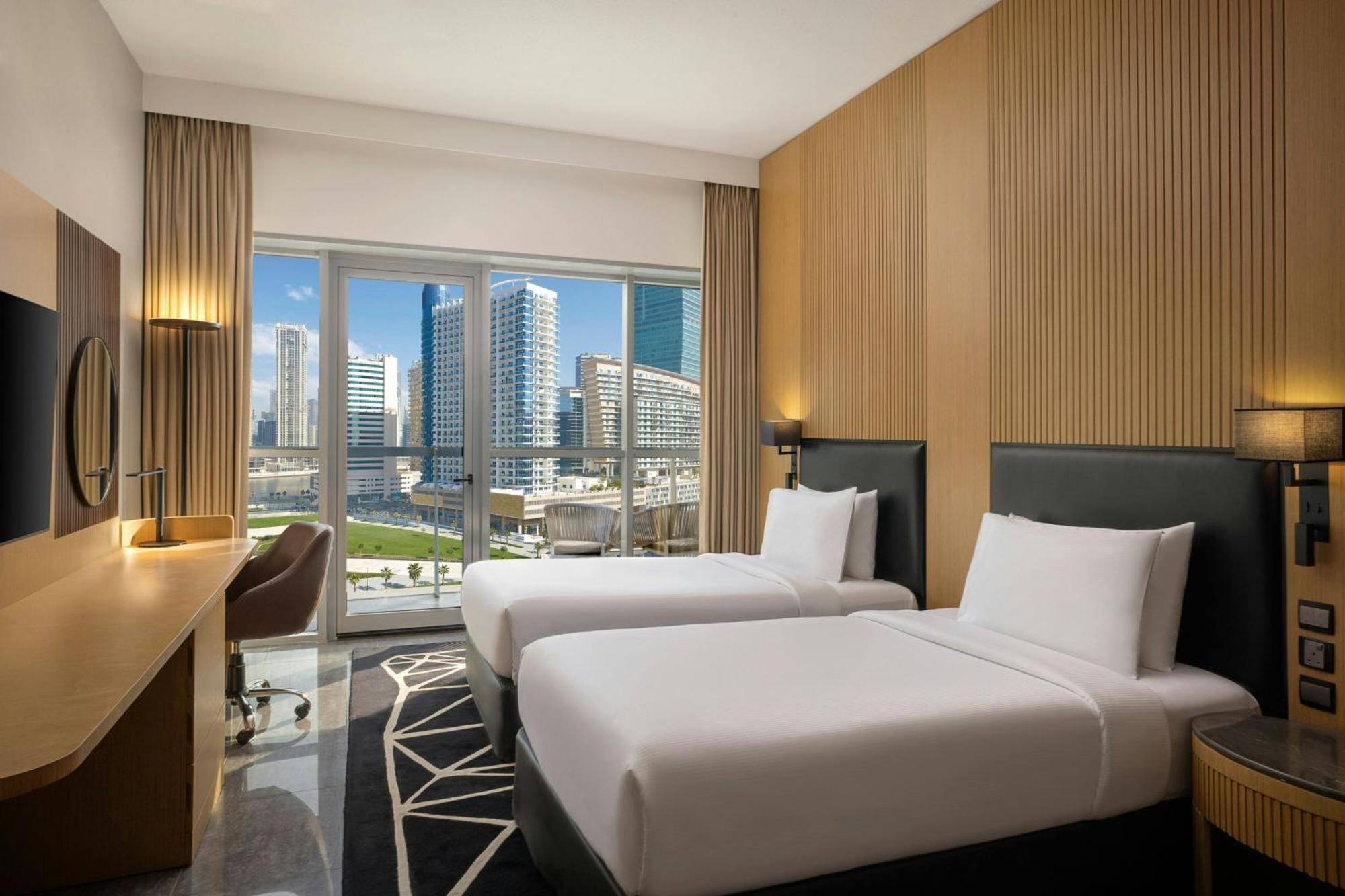 Quarto Deluxe com 2 Camas de Solteiro com Varanda e Vista da Cidade