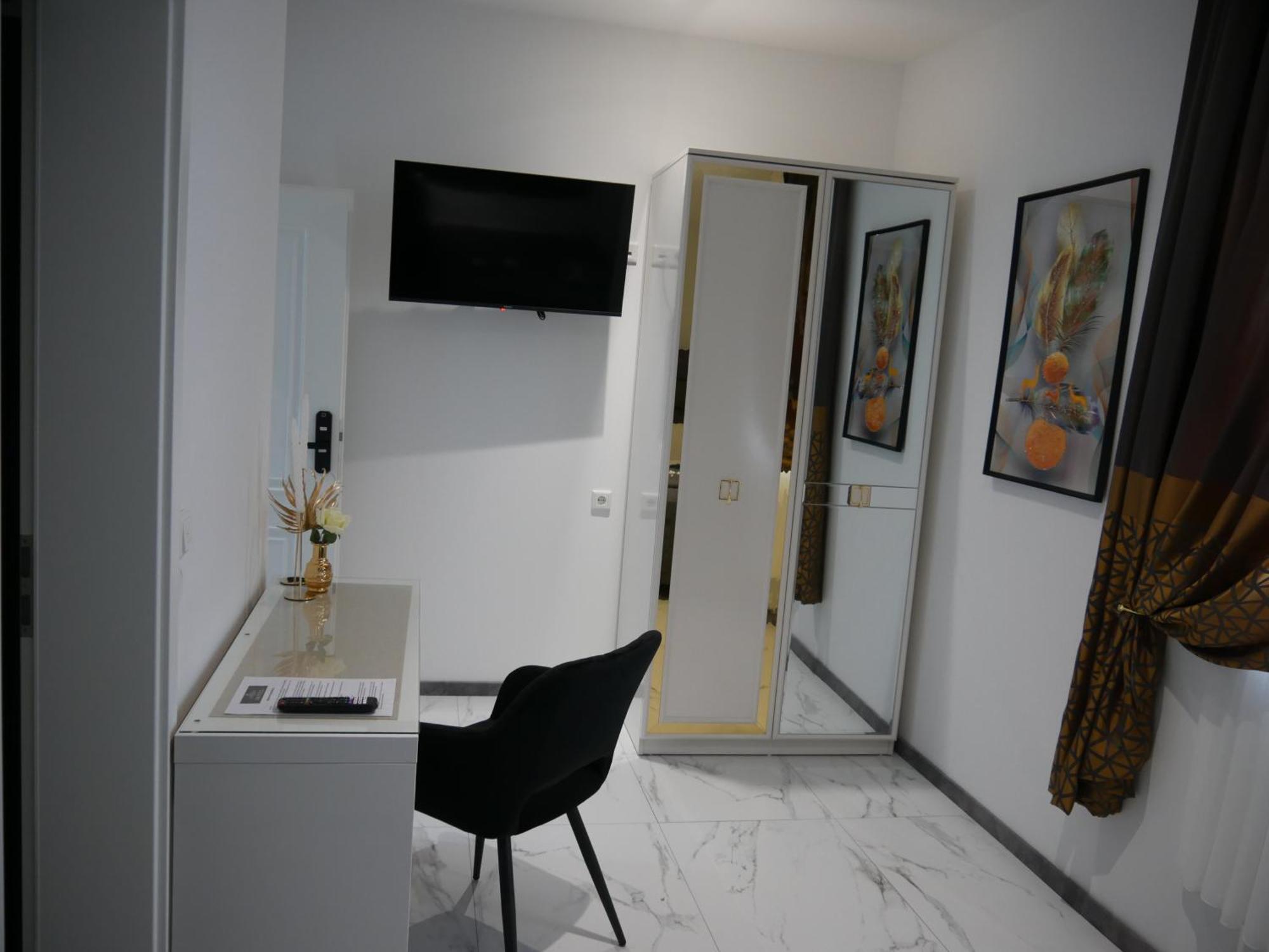 Double Room Private Bathroom