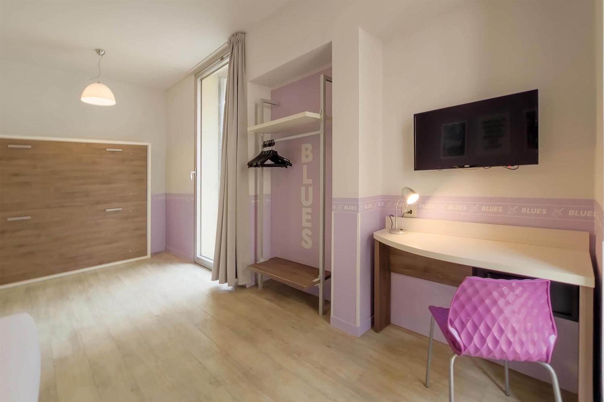 Large Comfort Room One Queen Bed One Bunk Bed Non-Smoking
