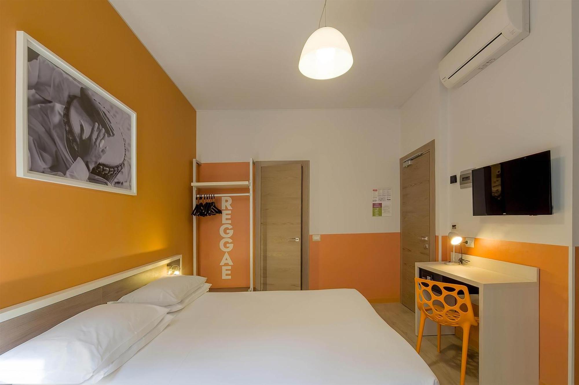 Large Comfort Room One Queen Bed One Bunk Bed Non-Smoking