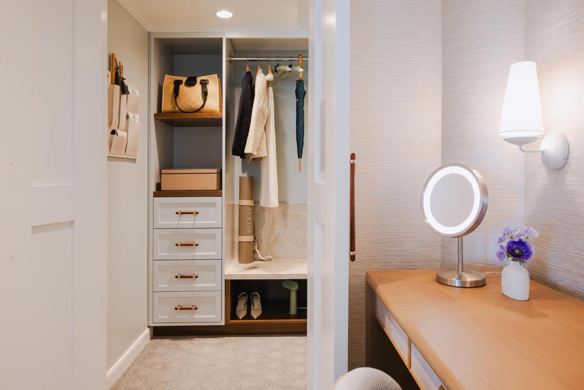 Queen kamer met queensize bed en eigen patio en vuurkorf