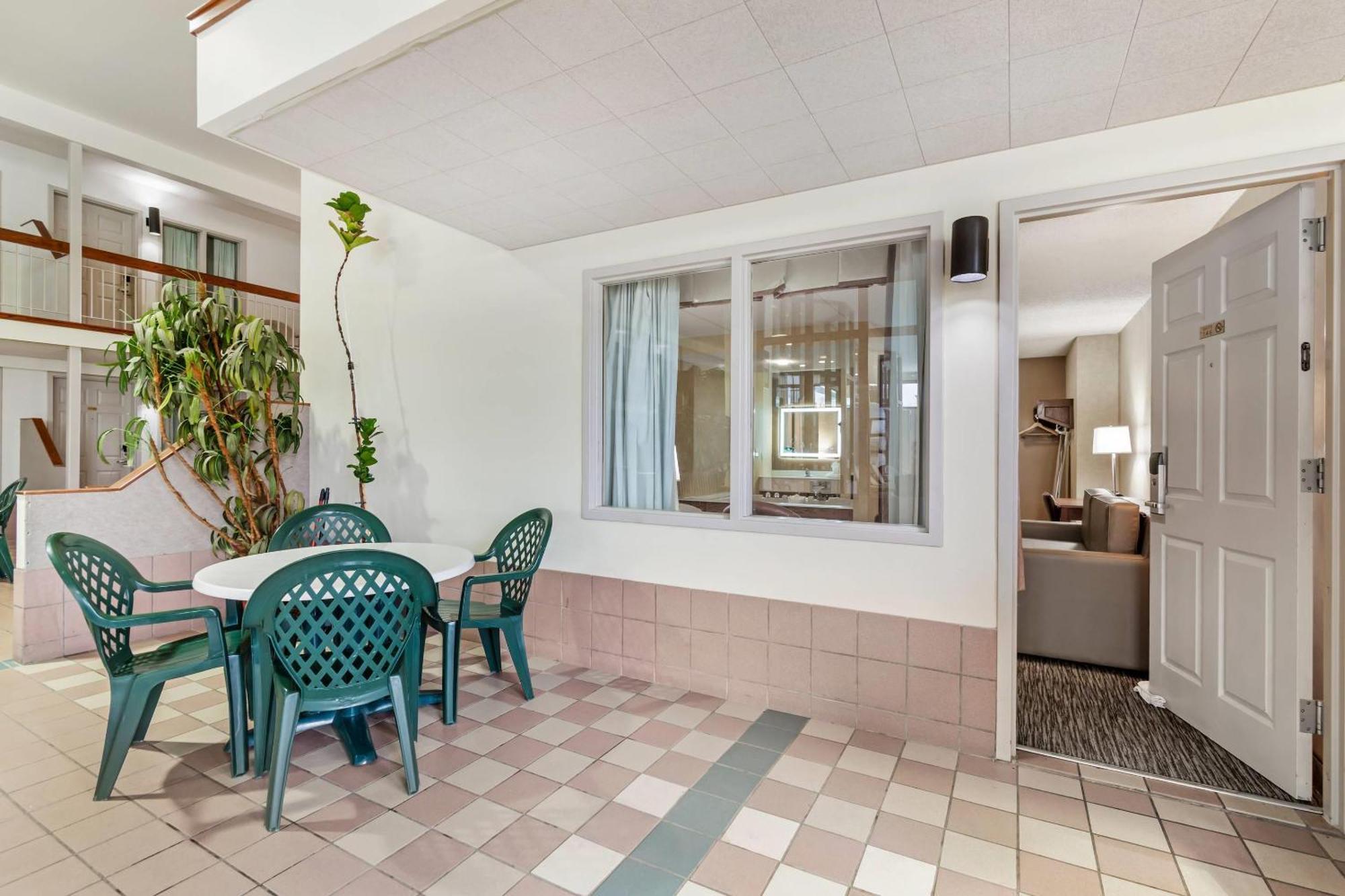 Superior King Suite - Non-Smoking