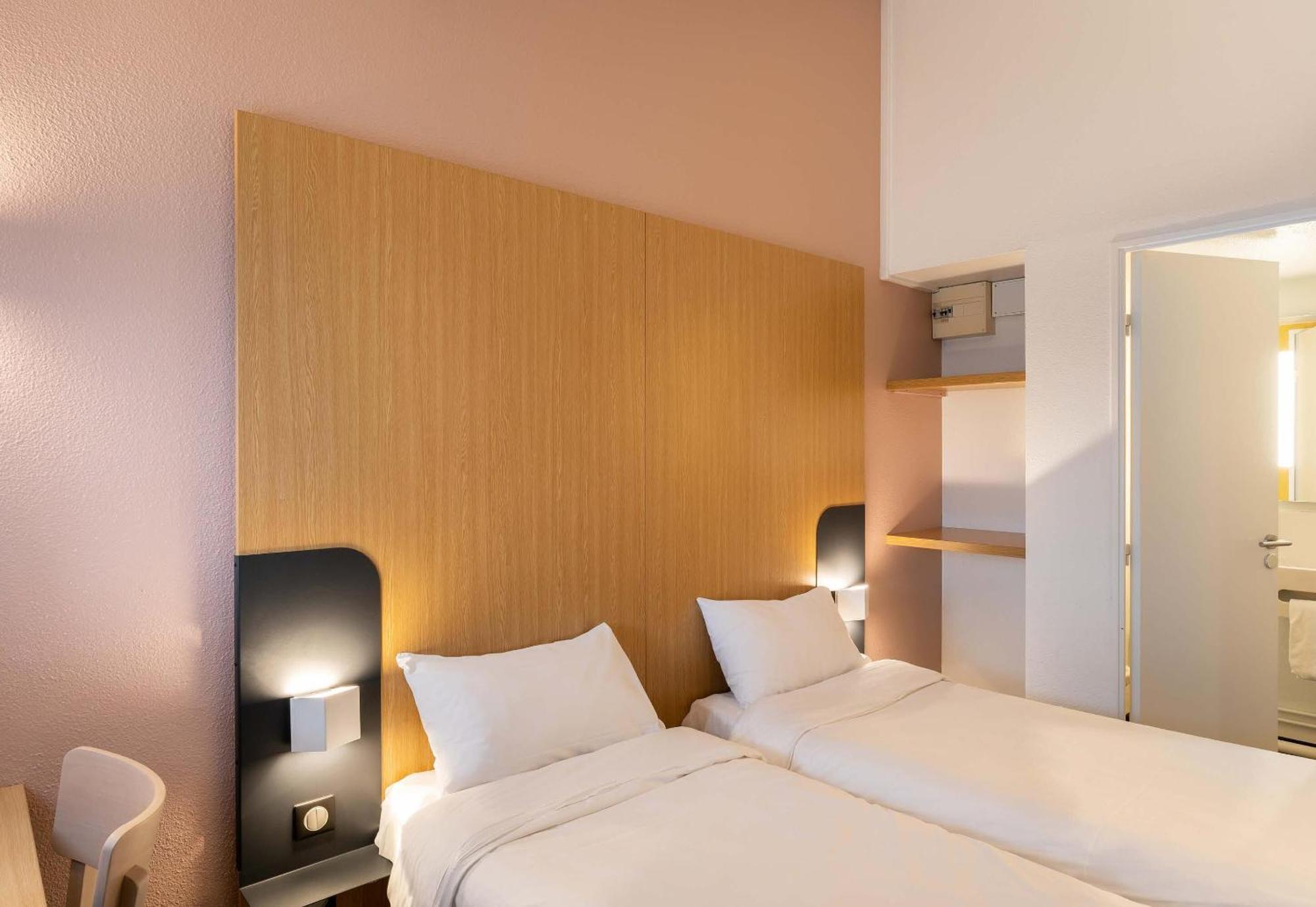 Twin Room,1771859647:JPEG