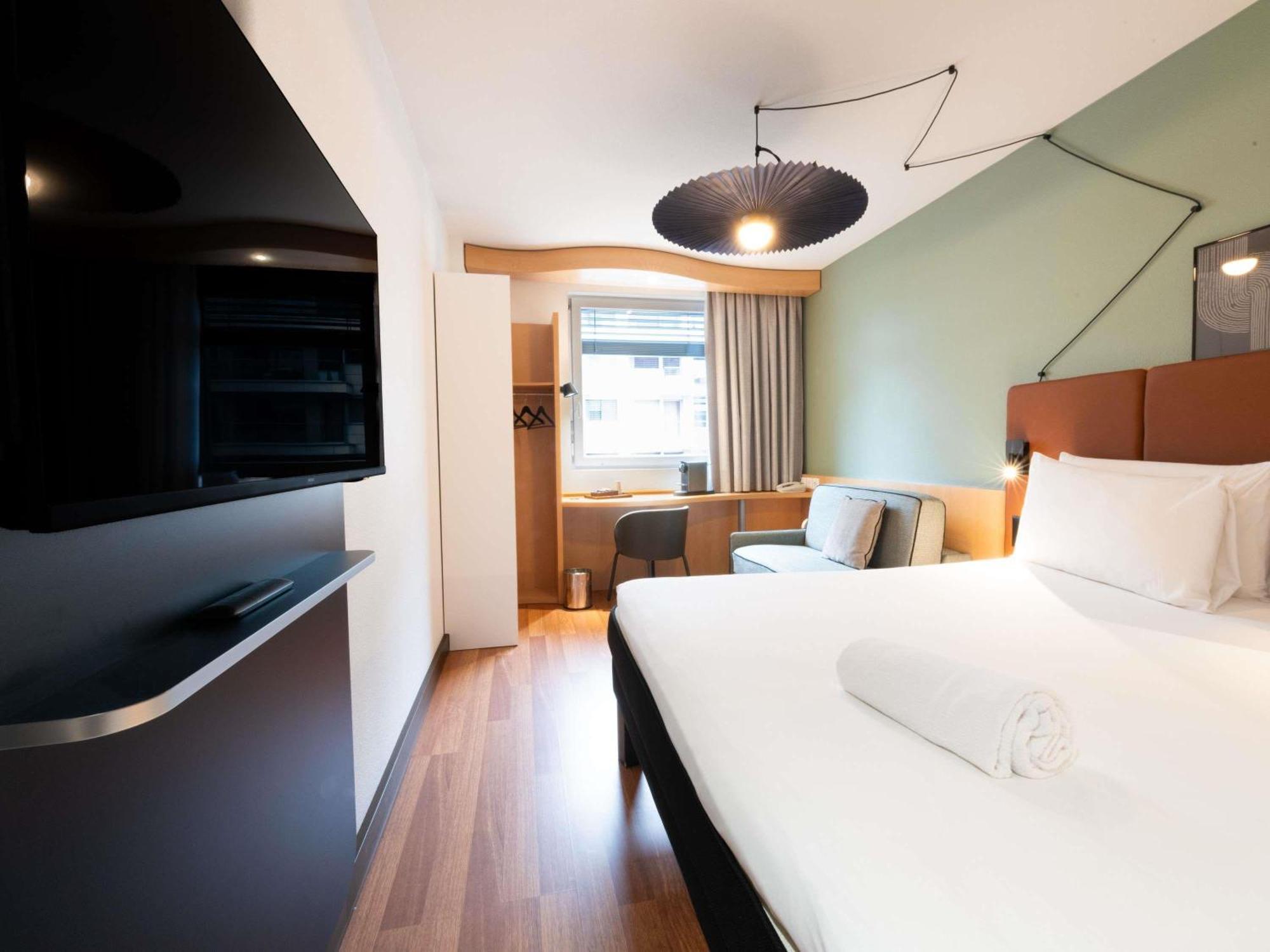 Comfort Room Double Bed Single Sofa Bed