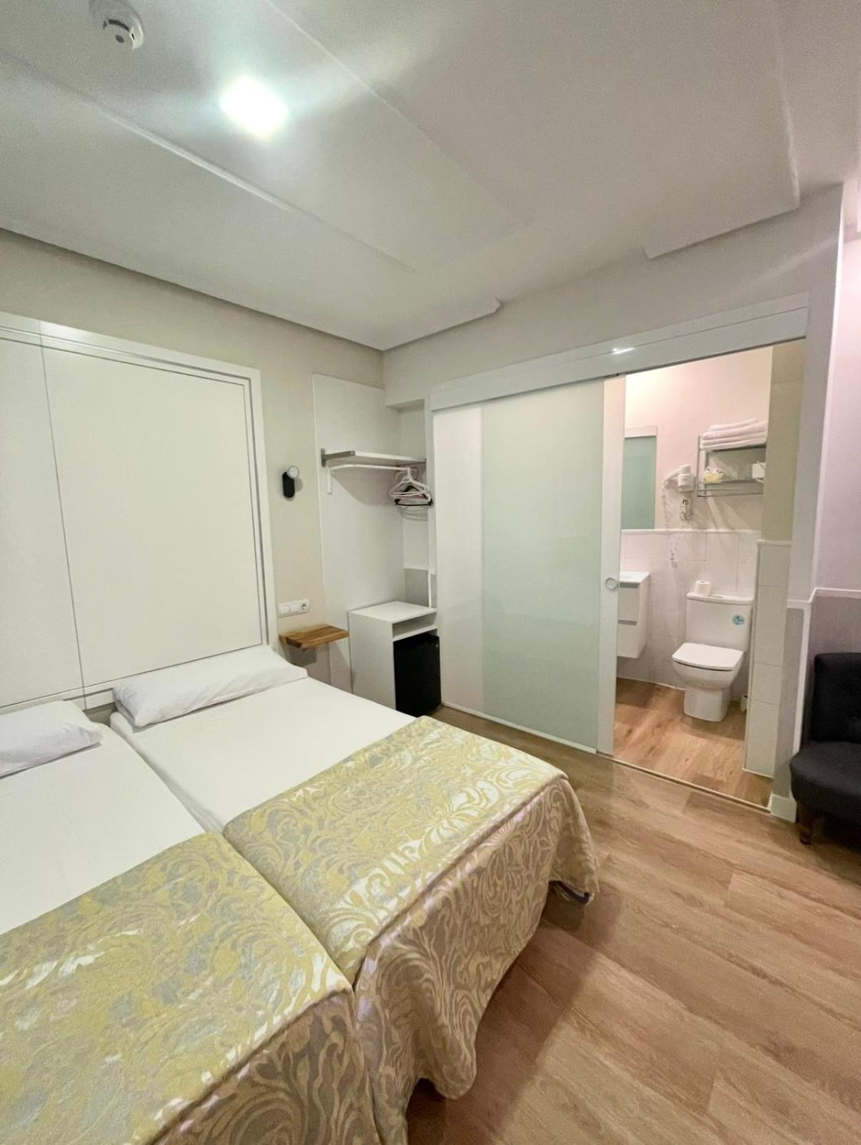 Twin Room Private Bathroom