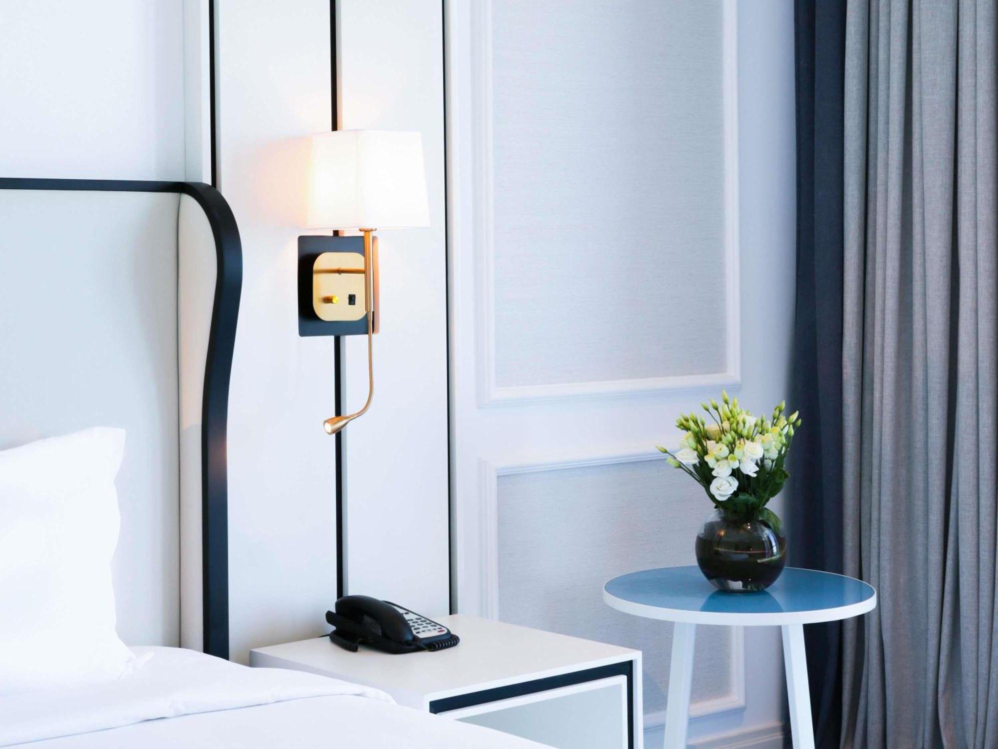 Quarto de Luxo VIP com Cama King-size e Vista Parcial do Mar - Acesso à Área VIP