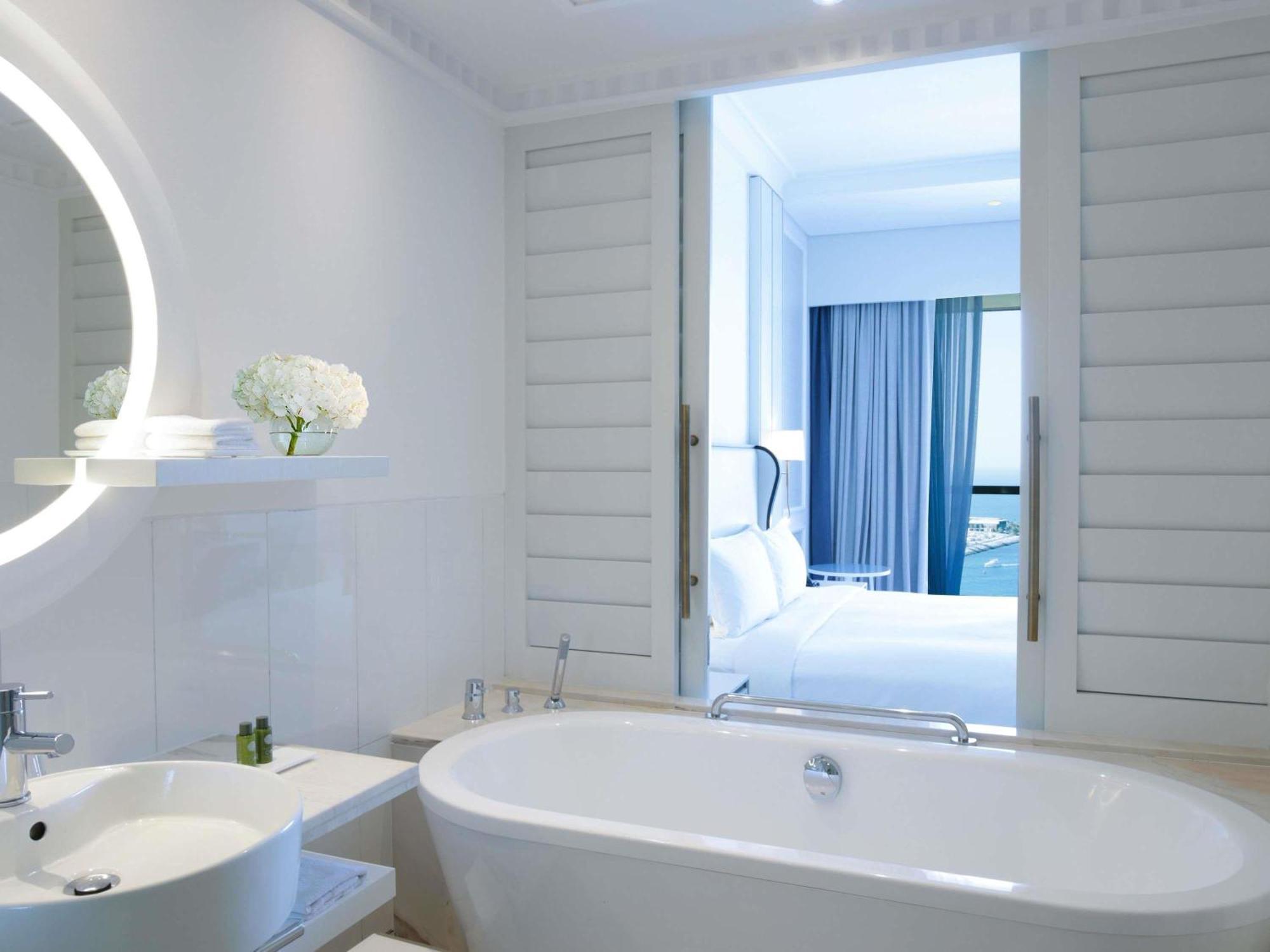 Suíte Júnior com Cama King-size e Vista Parcial do Mar - Acesso à Área VIP