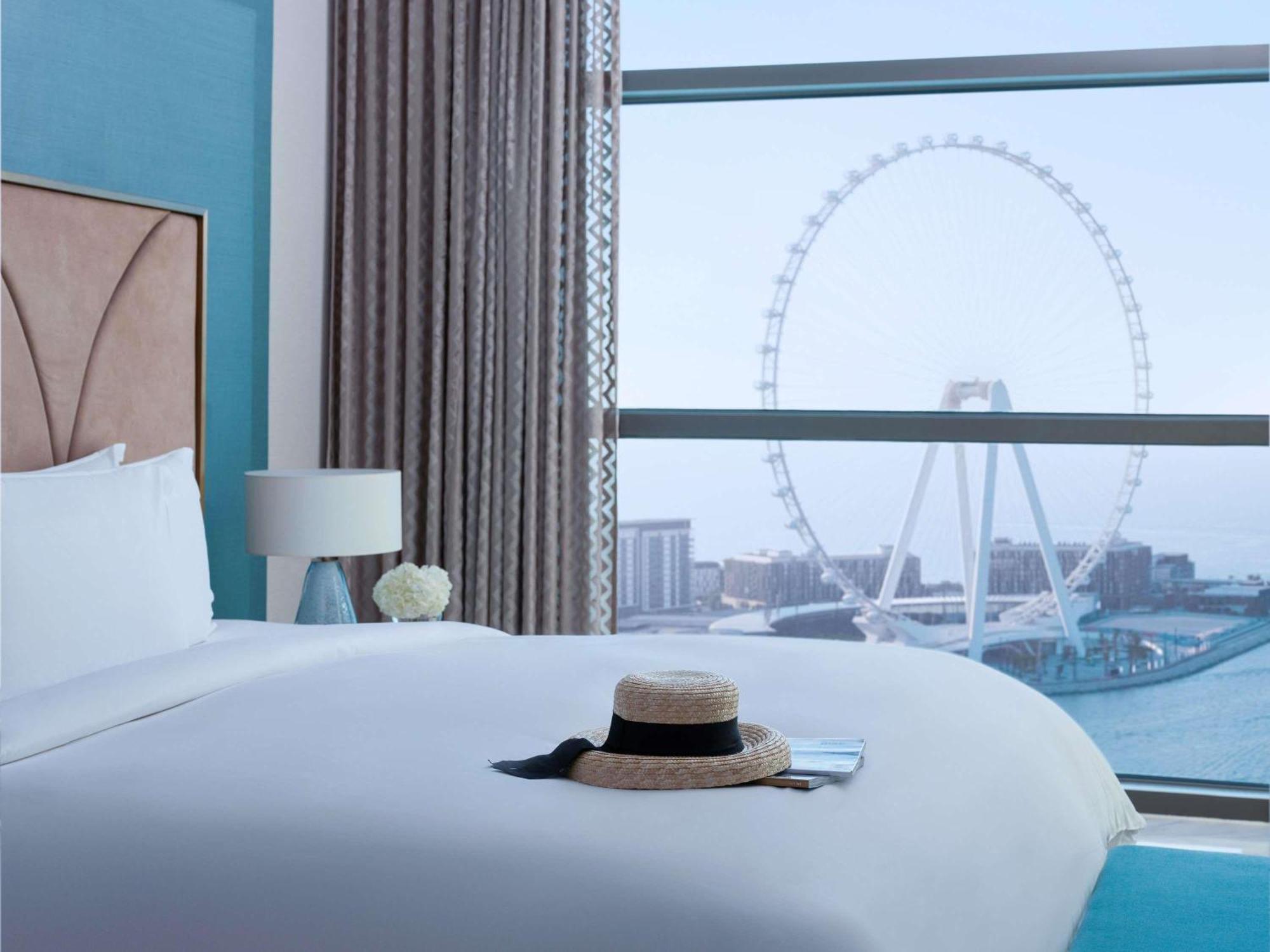 Suíte ópera com cama king-size, varanda, vista do mar e acesso à Área VIP