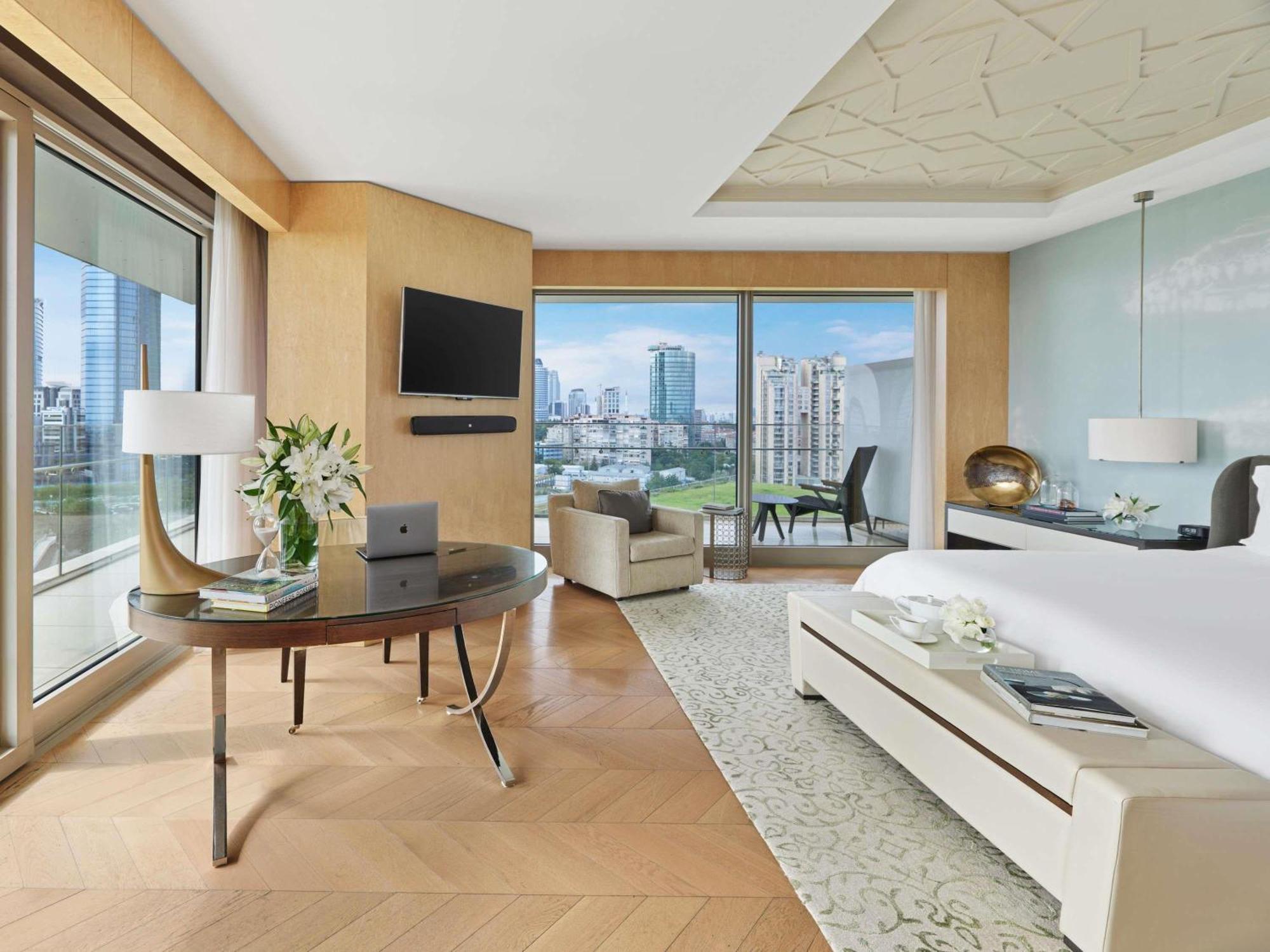 Corner Premier King Room