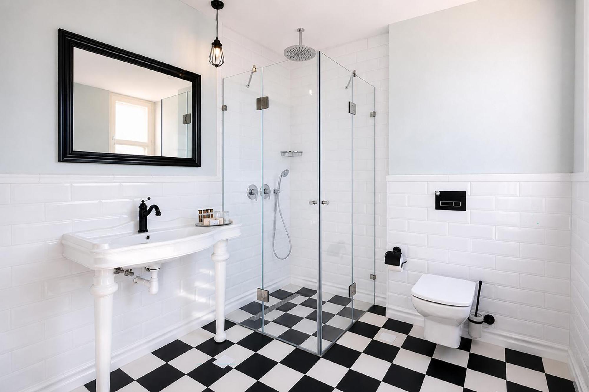 Habitación doble deluxe con cama grande y balcón