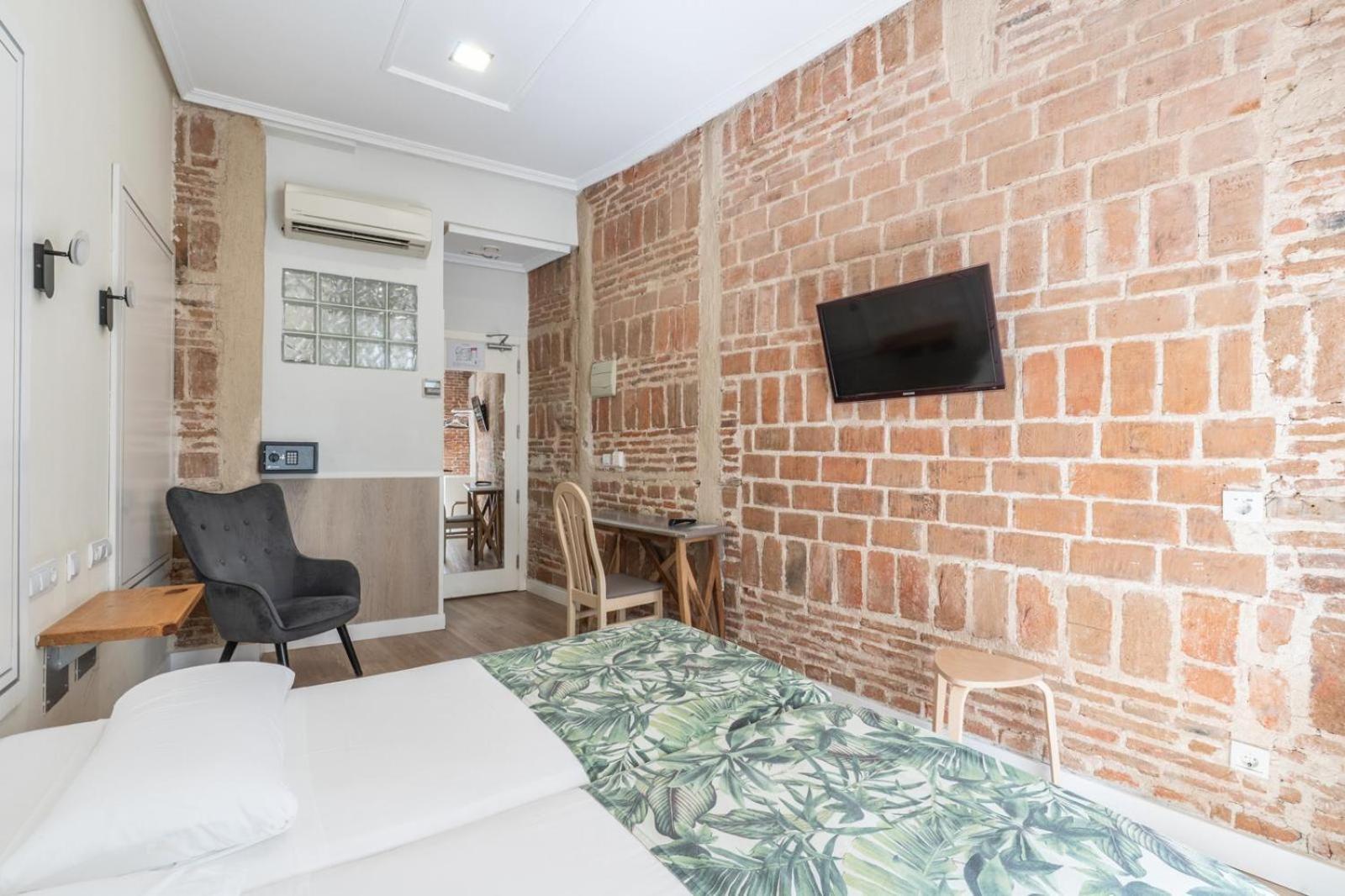 Exterior Twin Room