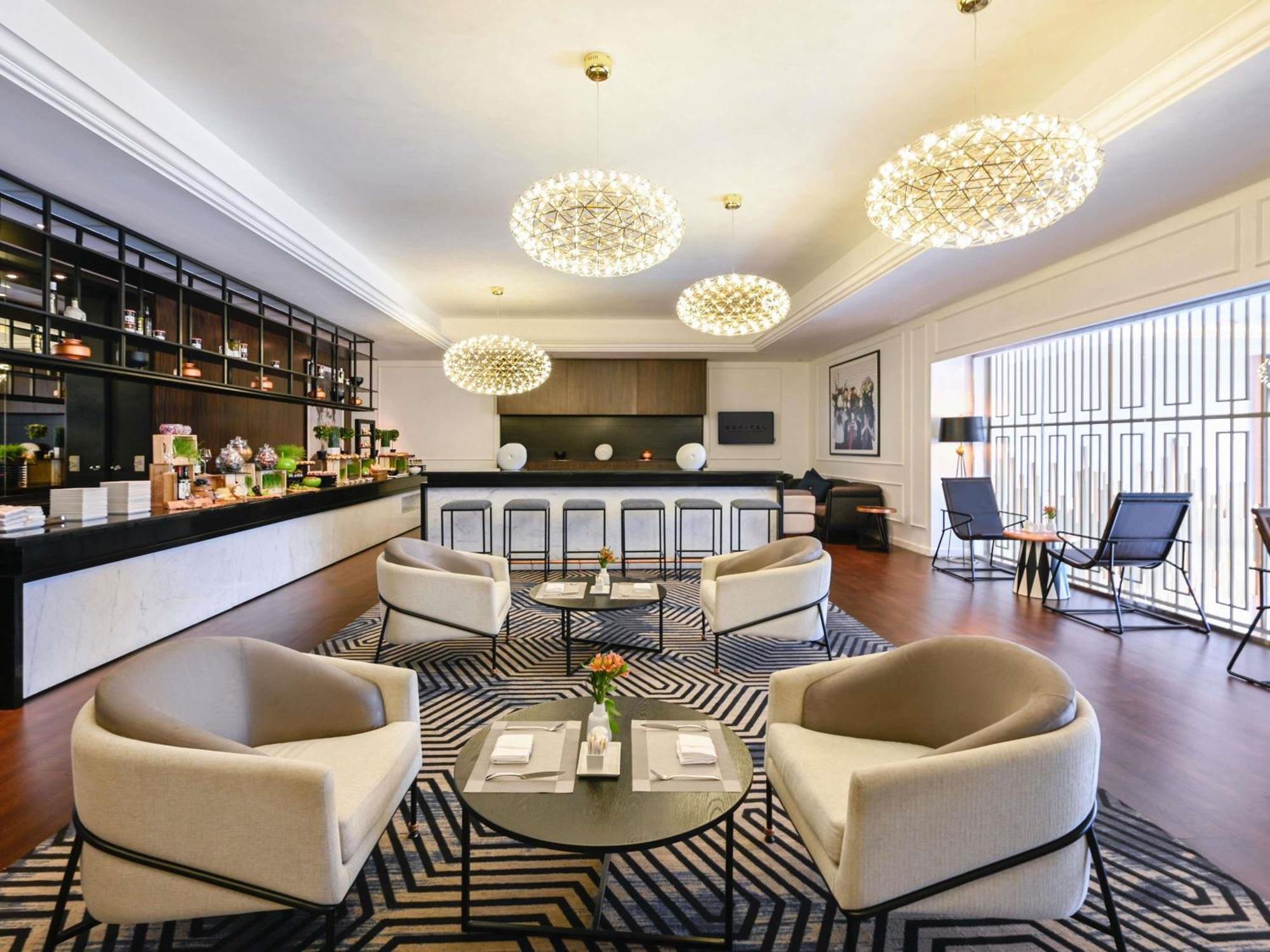 Luxury King Club Room Partial Sea View Club Access