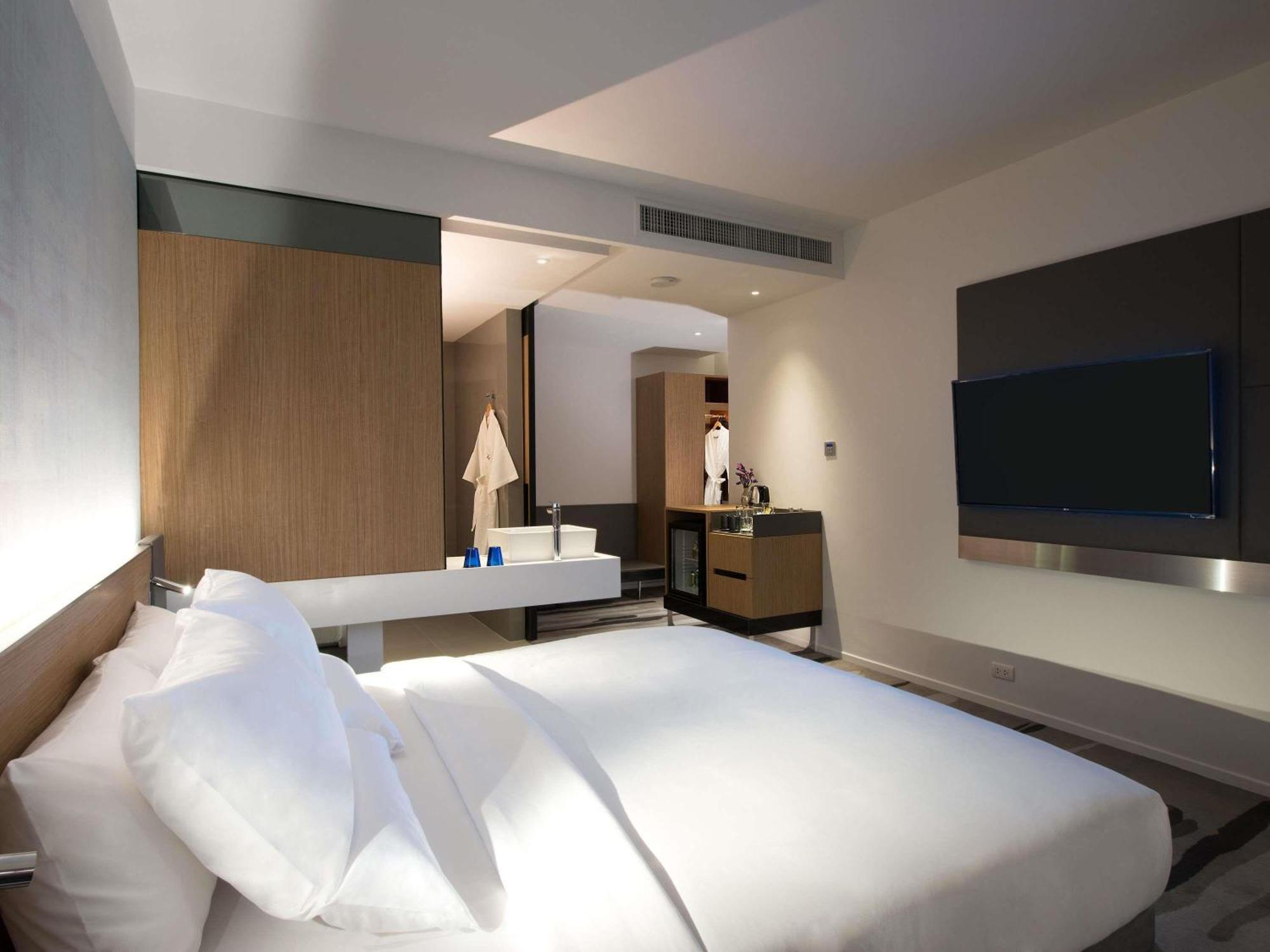 Grand Deluxe King Room Bathtub