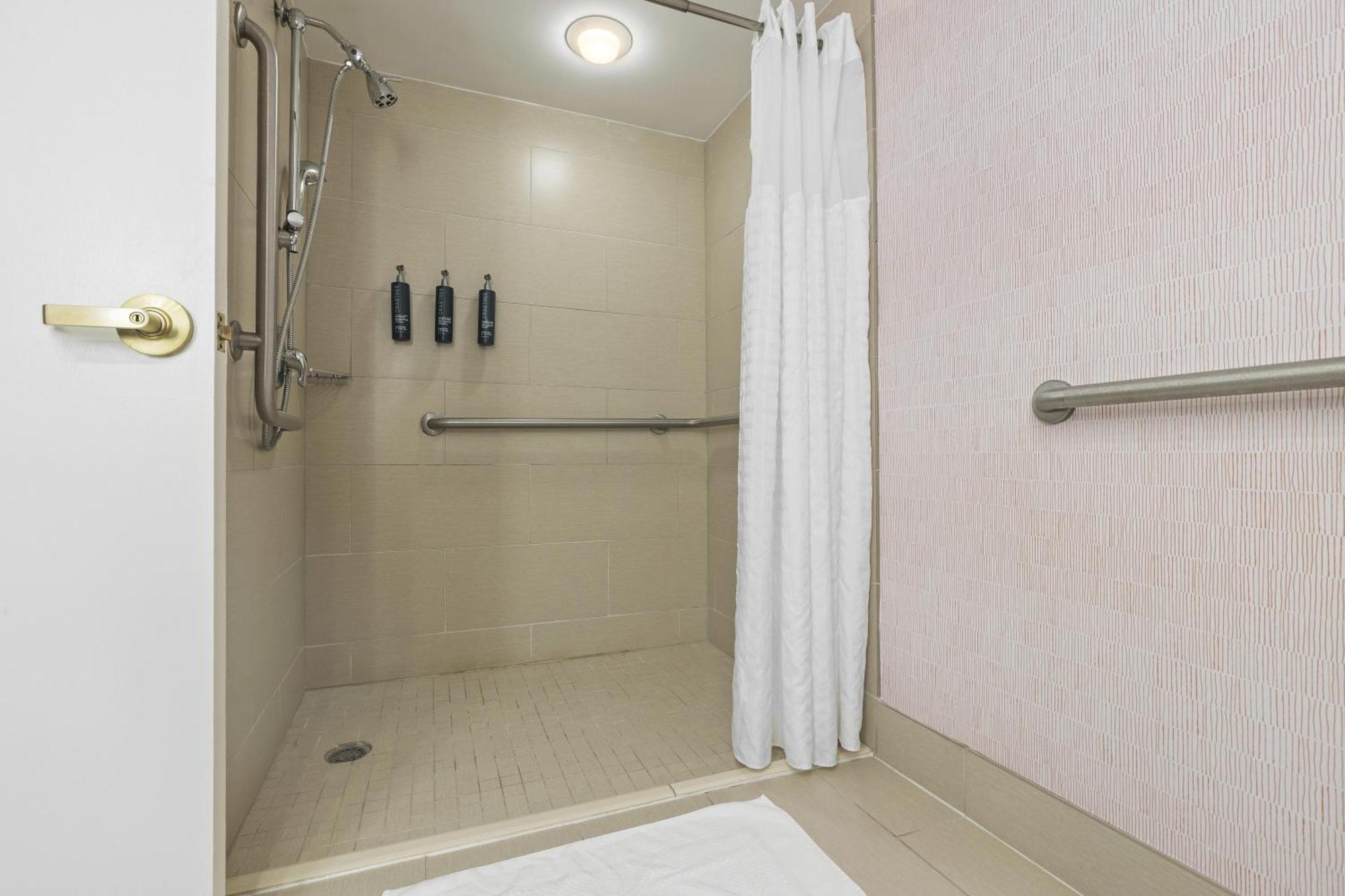 Quarto com Cama King-size e Chuveiro Acessível a Cadeirantes - Acessível para Hóspedes com Mobilidade Reduzida e Deficiência Auditiva