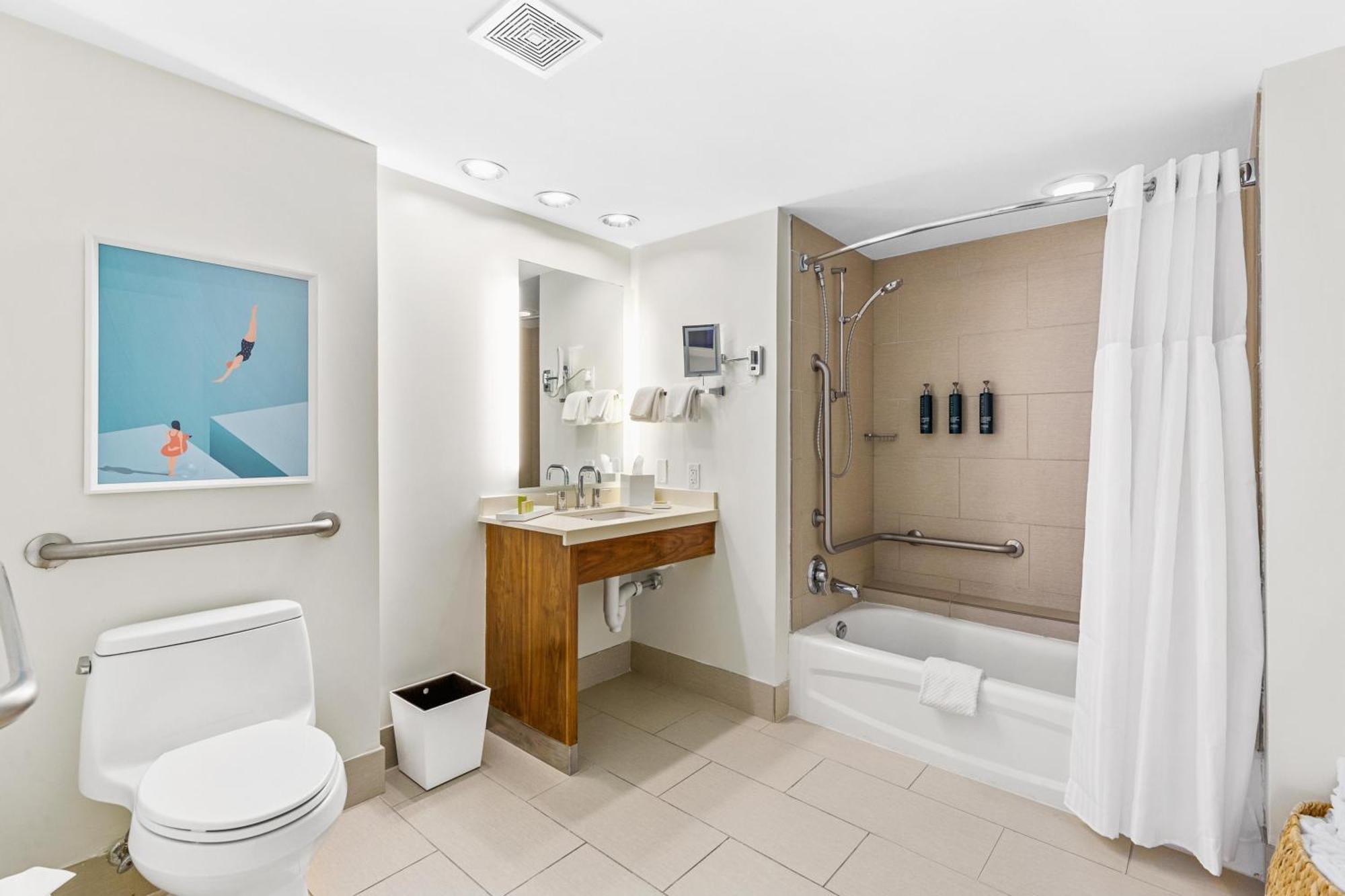 Queen Room with Partial View and Tub - Mobility/Hearing Access