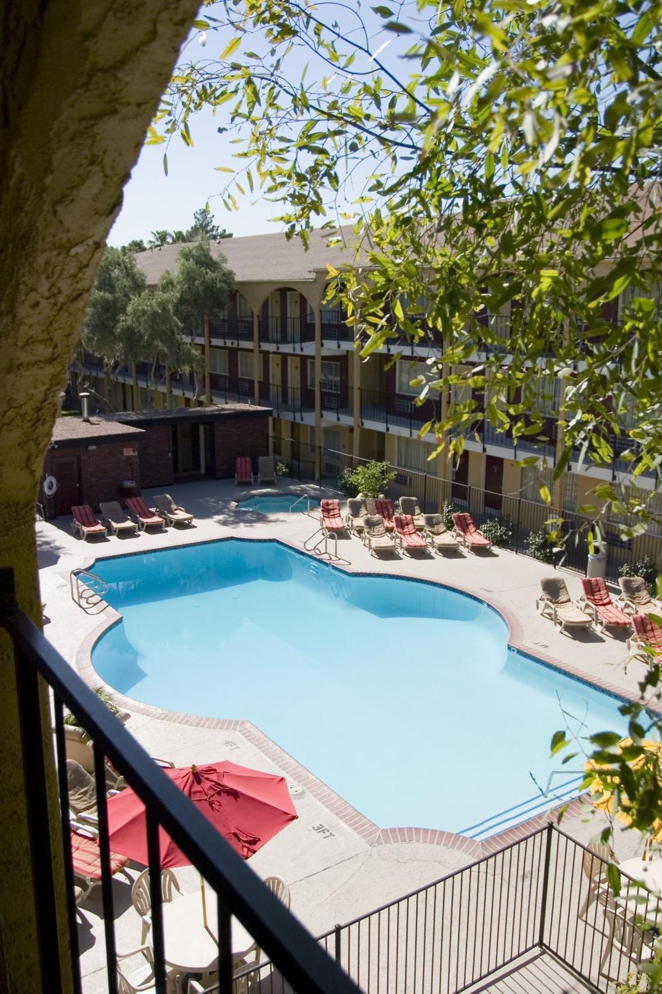 Quarto Queen com 2 Camas Queen-size - Vista Piscina