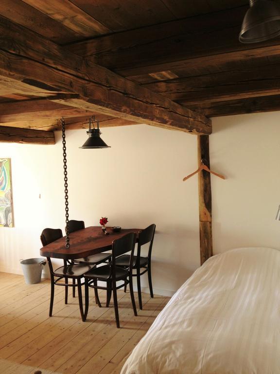Dreibettzimmer mit Gartenblick und Gemeinschaftsbad