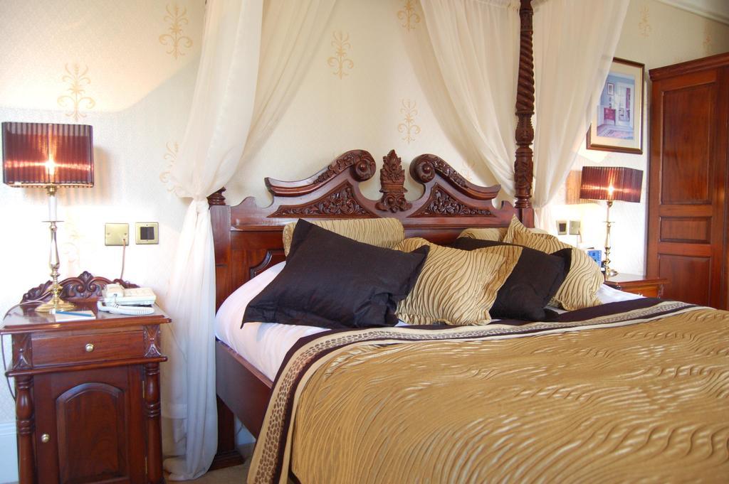 Double Room Four Poster Bed,401988528:JPEG
