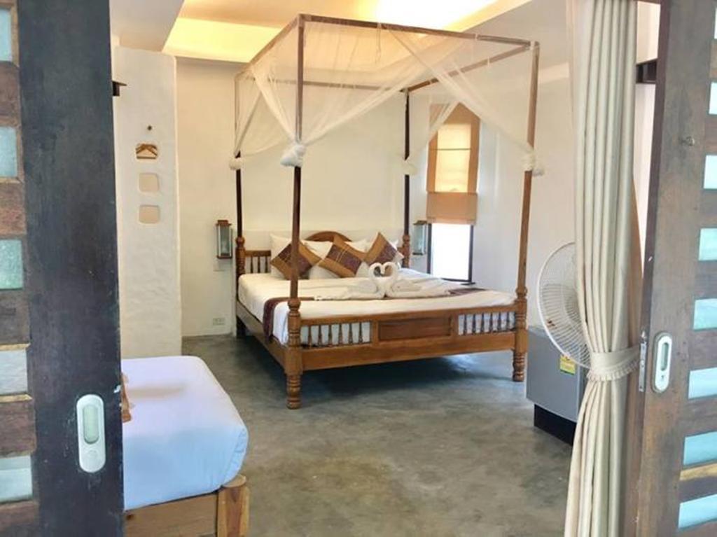 Dreibettzimmer mit Gartenblick