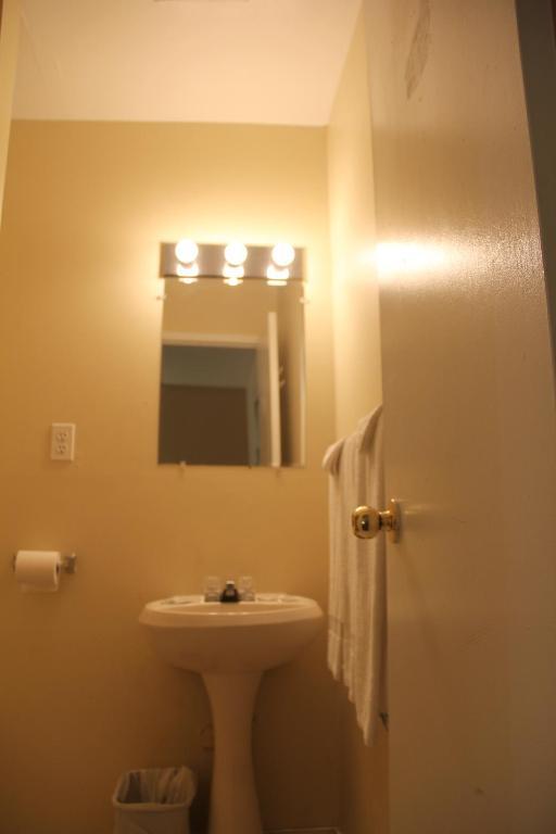 Standard Queen Room - Non-Smoking