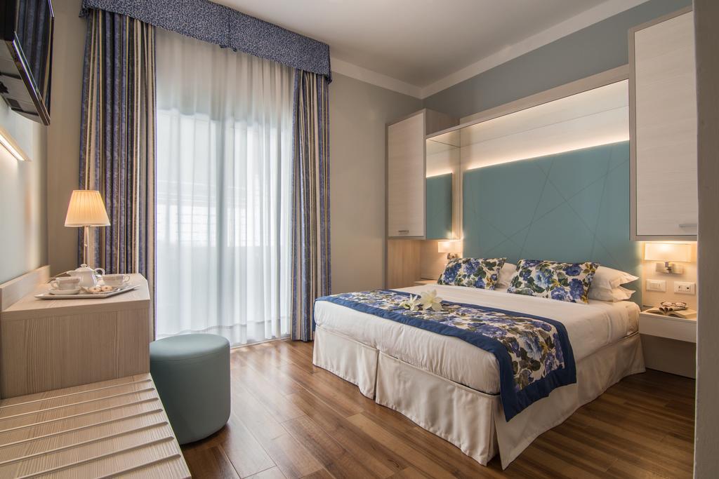 Dreibettzimmer mit seitlichem Meerblick